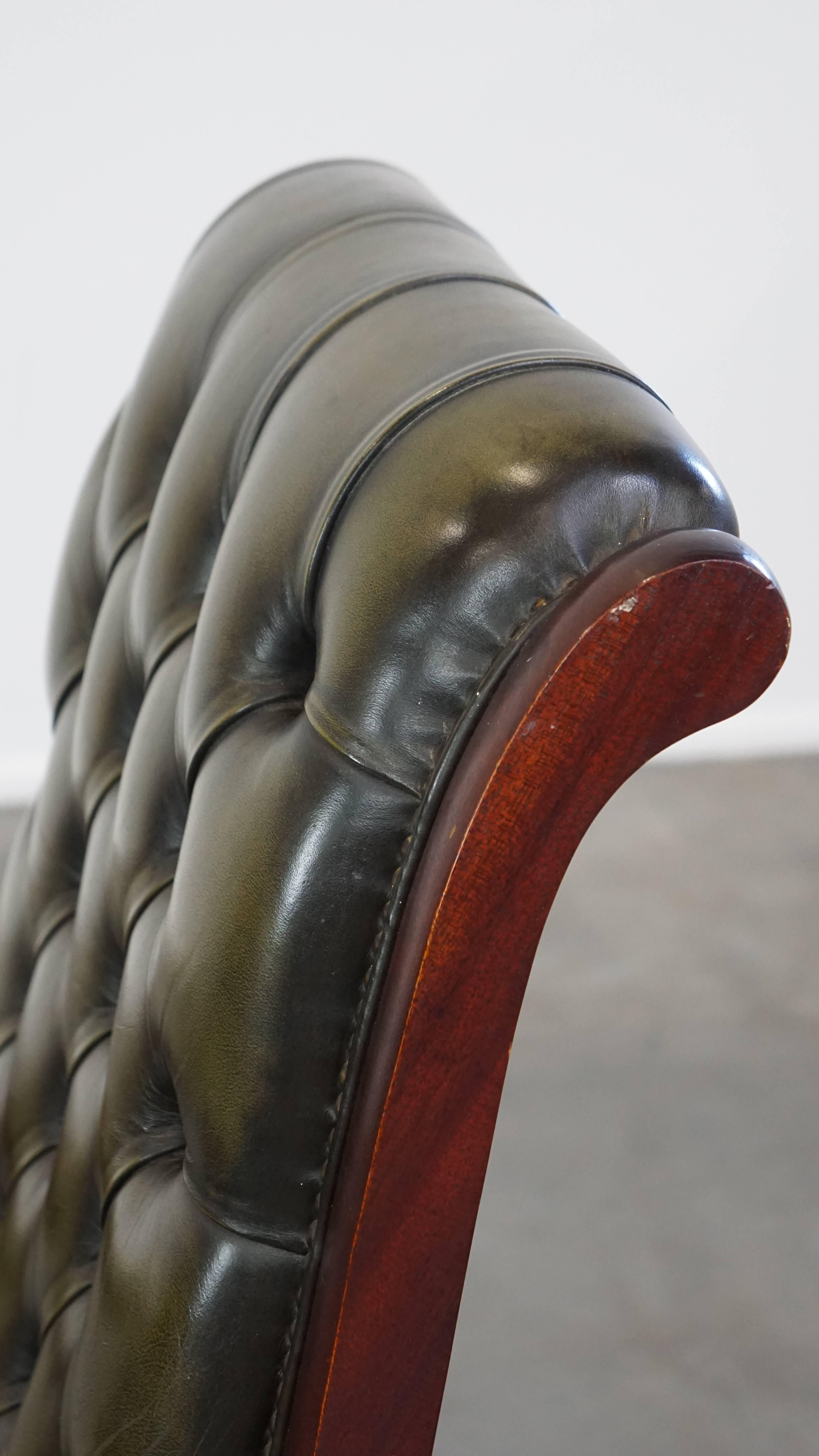 Nice, elegant green cowhide leather chesterfield armchair combined with wood For Sale 2