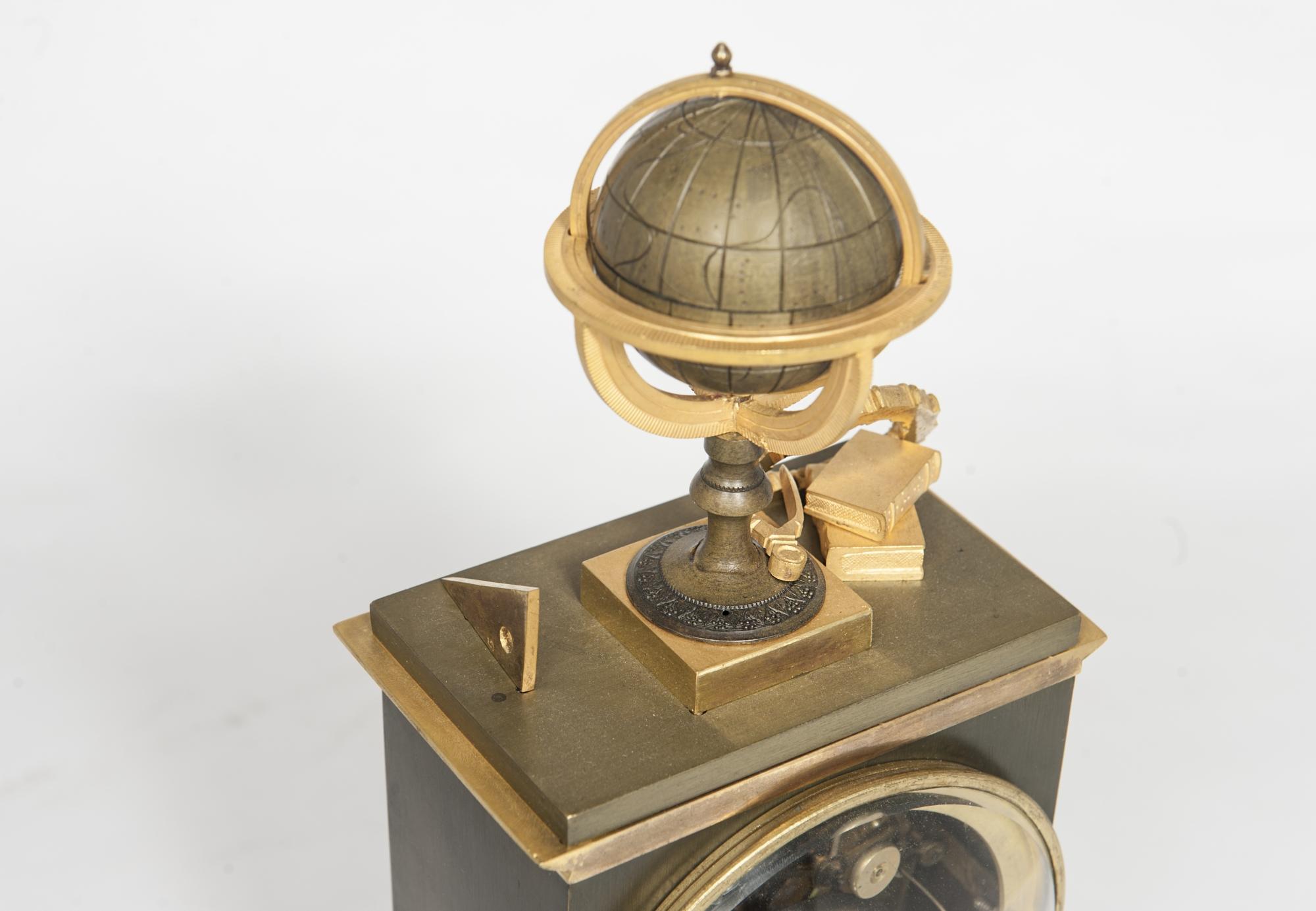 Une belle pendule de cheminée Empire Charles X vers 1830. Le beau sujet de la bibliothèque avec livres et bronzes scientifiques sur le dessus s'adapte très bien sur votre bureau ou votre bibliothèque, le boîtier patiné en bronze doré avec mouvement