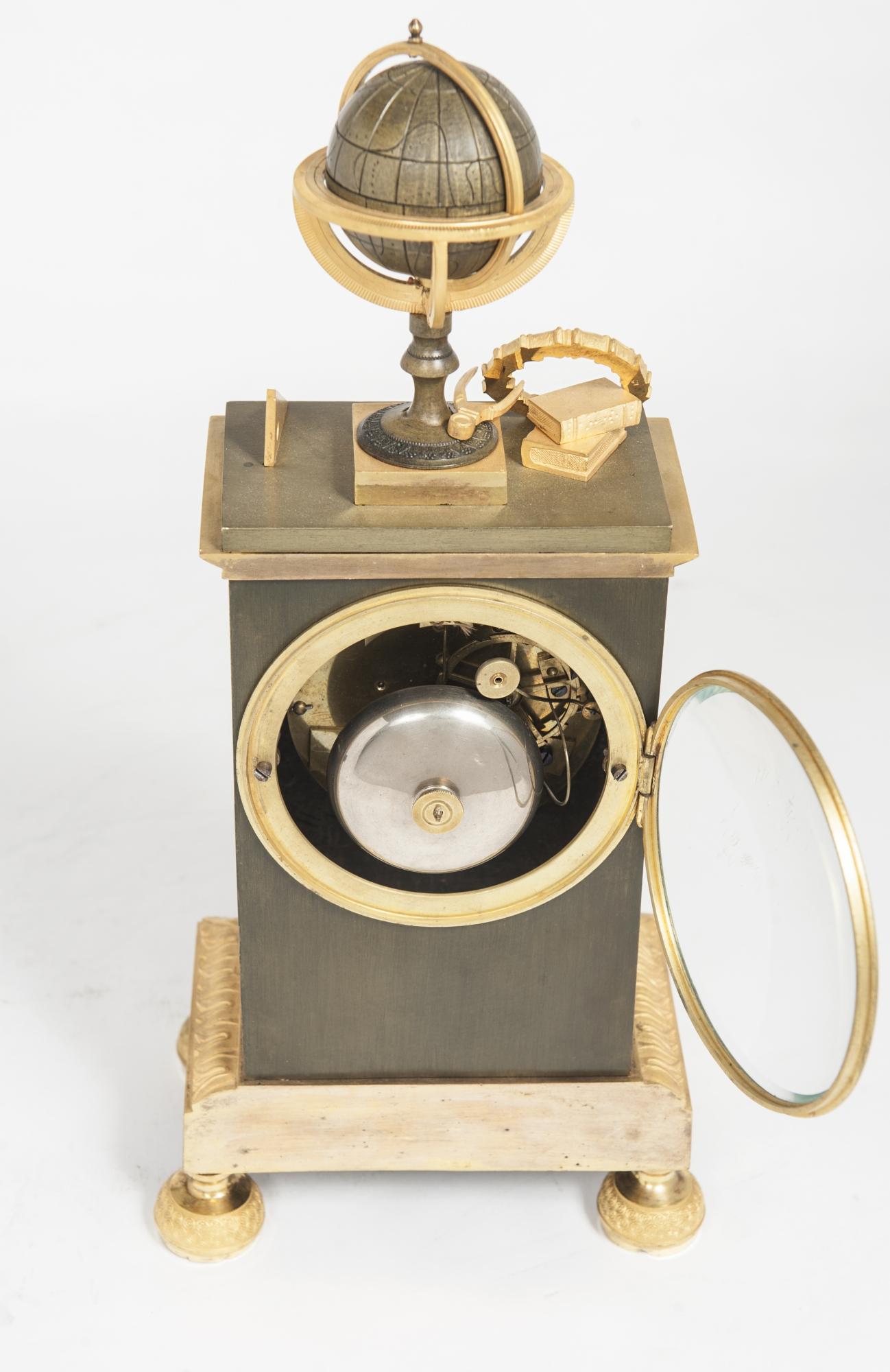 Charles X Belle horloge de cheminée Empire Charle X de Gillion a Paris en vente