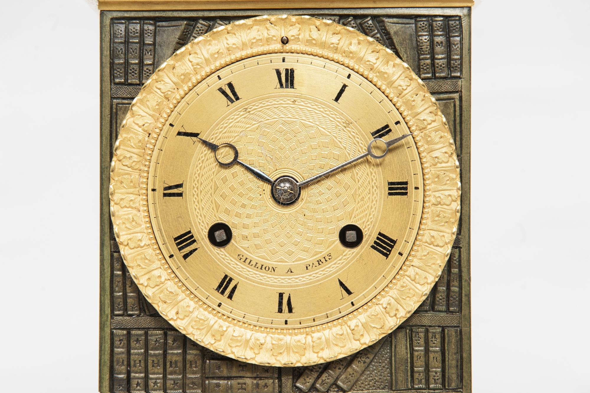 Bronze Belle horloge de cheminée Empire Charle X de Gillion a Paris en vente