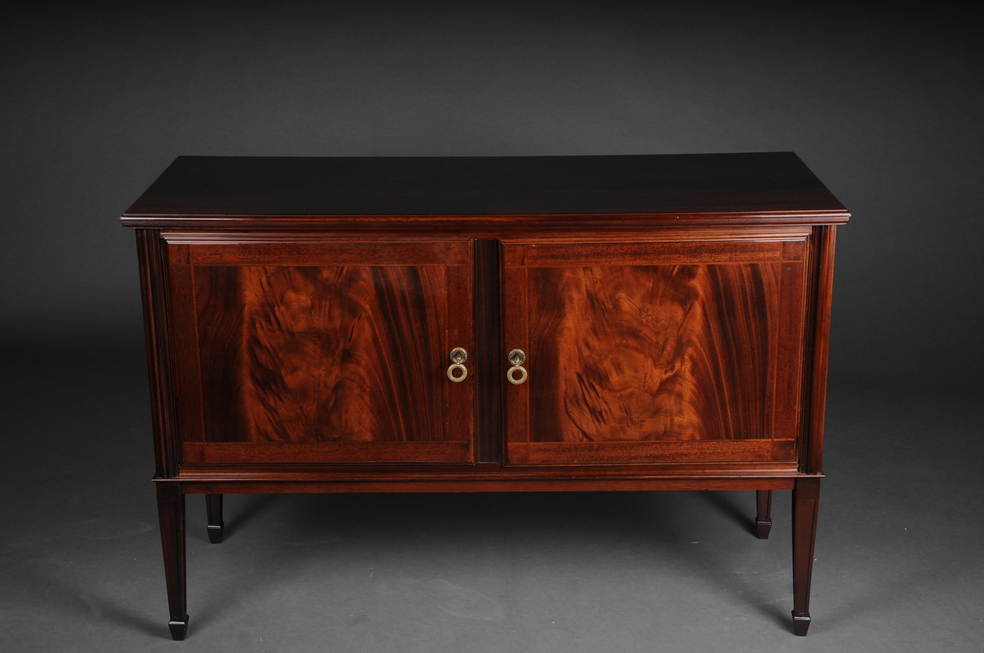Nice English sideboard / chest of drawers 20th century

Solid wood with mahogany veneer. English chest of drawers, 20th century 19th century, Victorian. Slightly protruding cover plate with two doors, England, 20th century

(D-99).