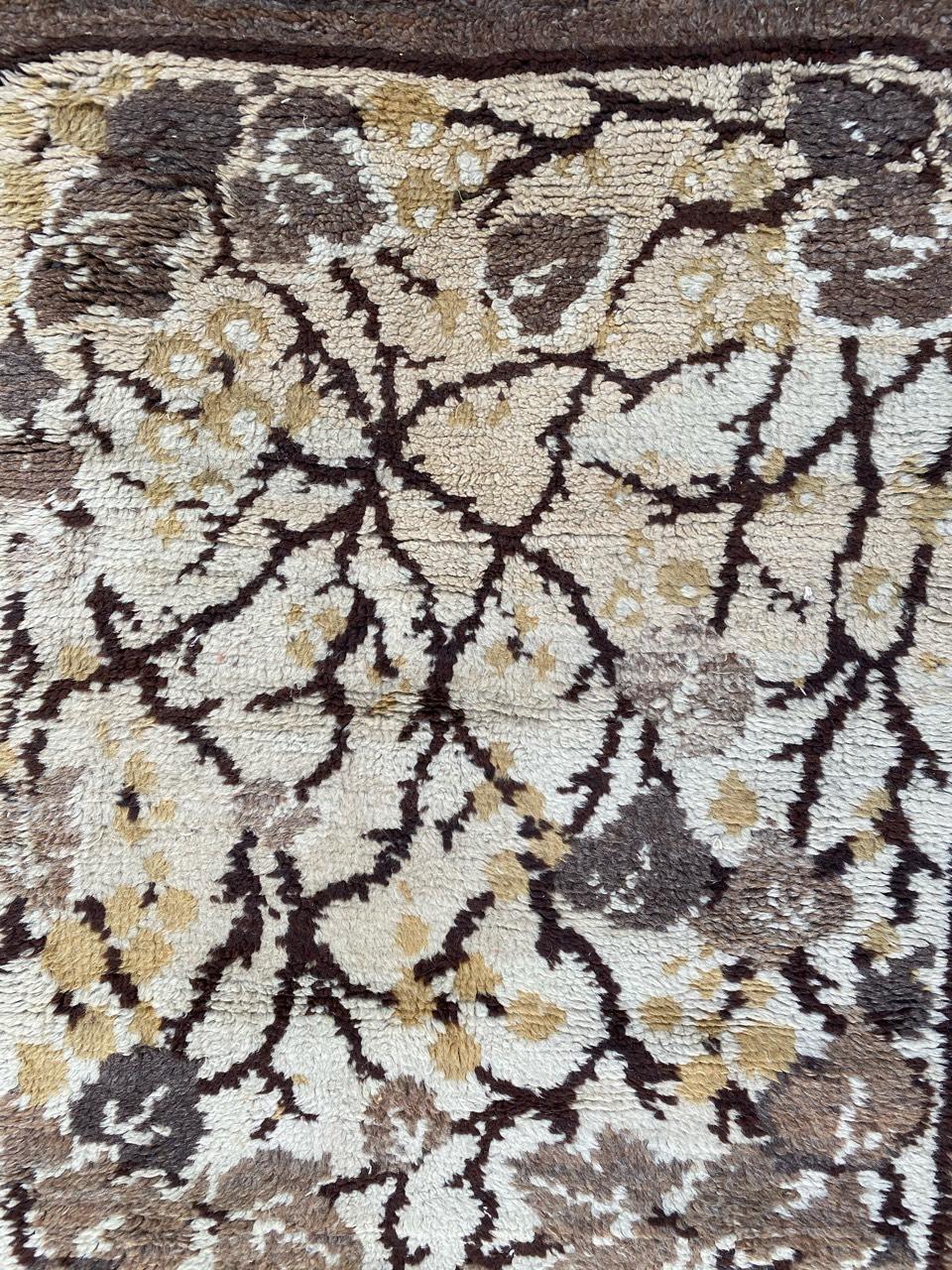 Schöner und dekorativer Teppich aus dem frühen 20. Jahrhundert mit Art-Déco-Design und grauen, gelben, beigen und braunen Farben, ganz und gar mit Wollsamt auf Wollfond geknüpft.

✨✨✨
