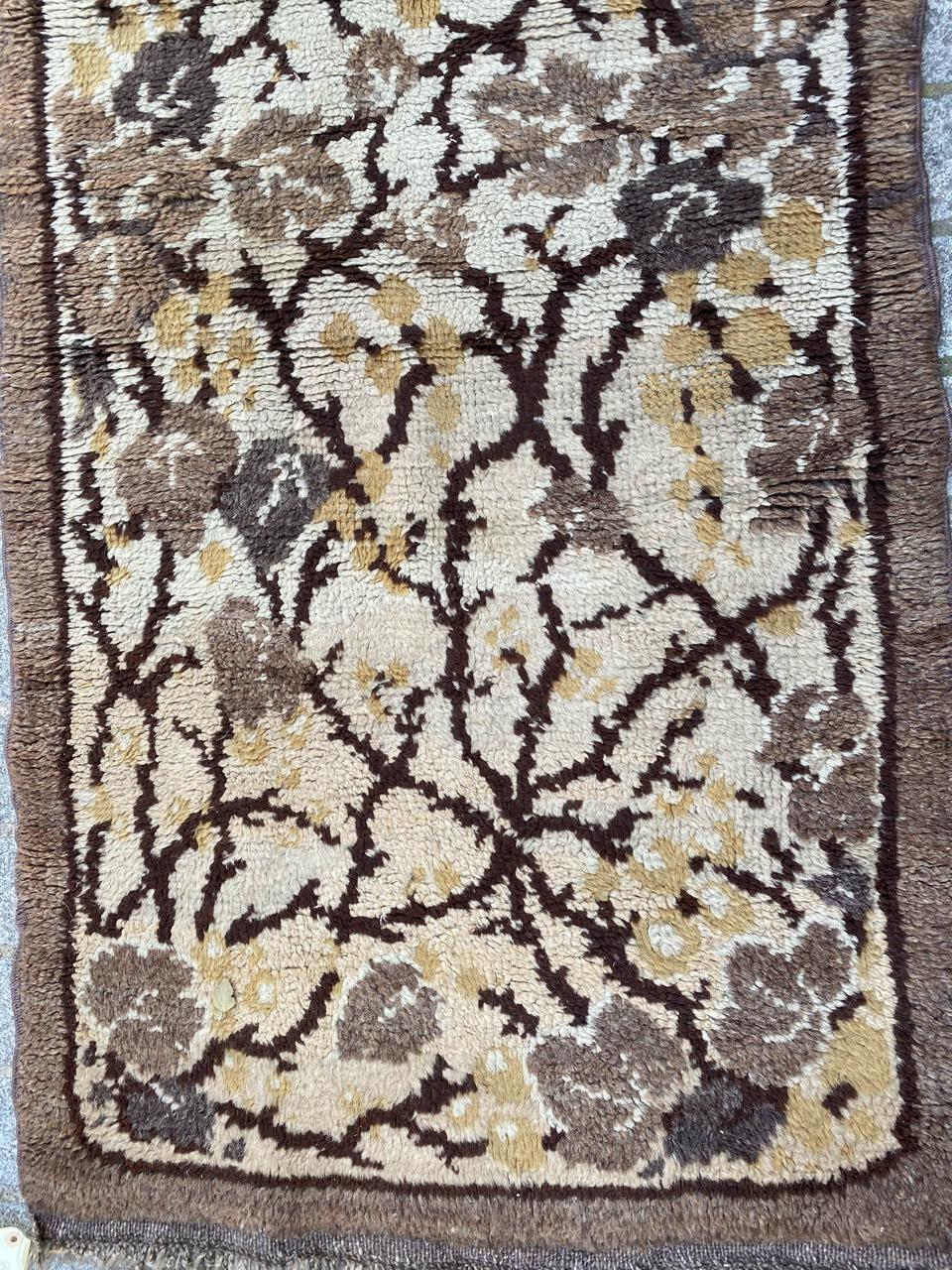 Bobyrug’s Nice European Art Deco Rug In Good Condition For Sale In Saint Ouen, FR