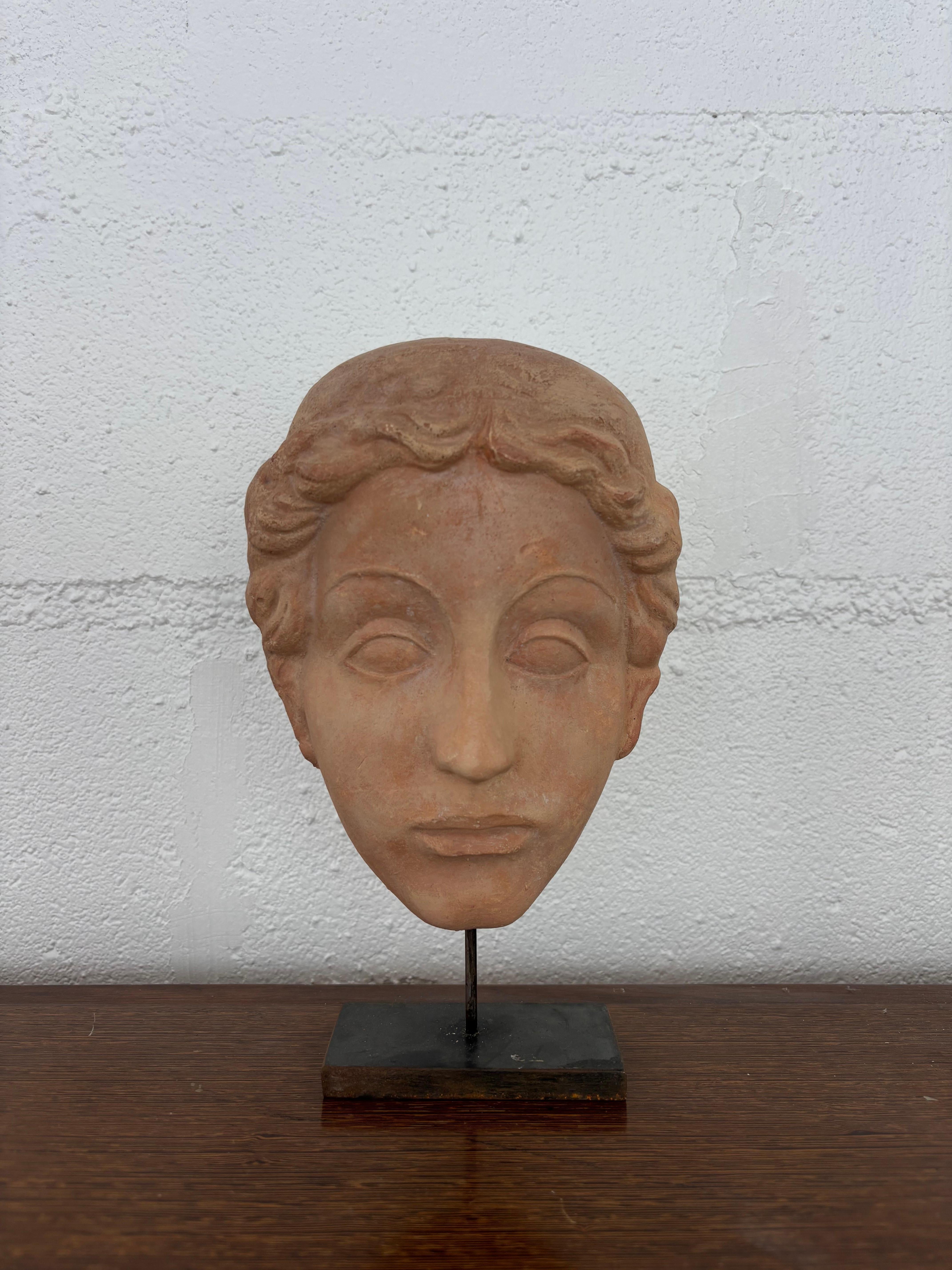 Be.Jolie masque en terre cuite traité à l'antique, 
Possiblement de Vadim Androusov. 