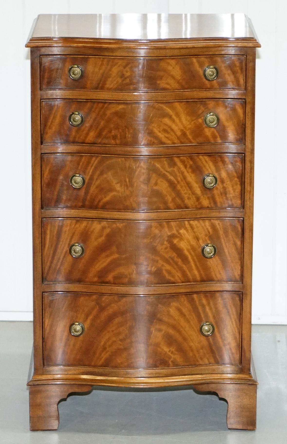We are delighted to offer for sale this very nice handmade in England by Bevan Funnell flamed mahogany serpentine fronted tall boy chest of drawers

A good looking well made chest, a nice size, fits in any room, the curved to the front makes this