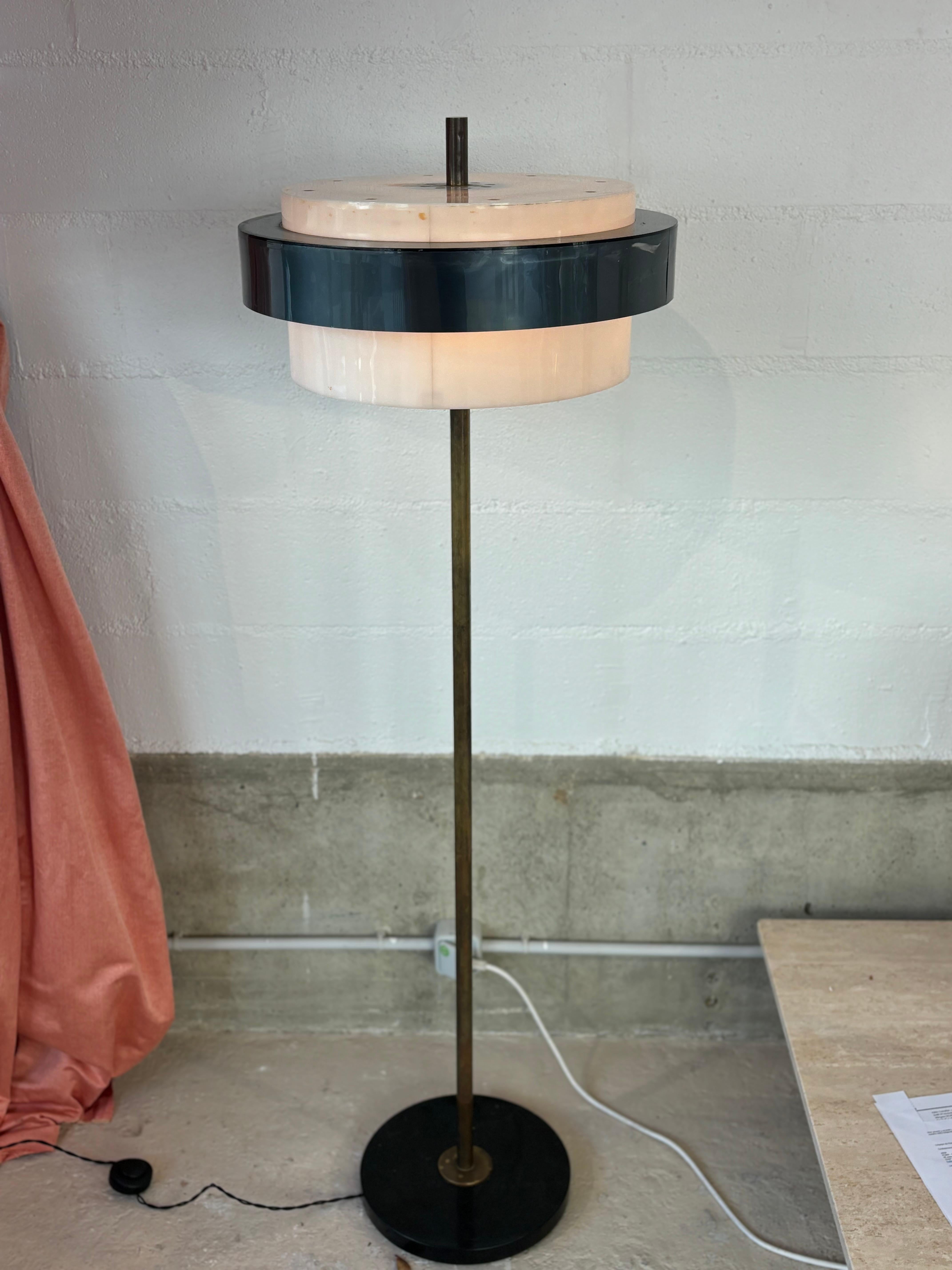 Jolie lampadaire dans le goût des créations de Gino Sarfatti pour la galerie Mai