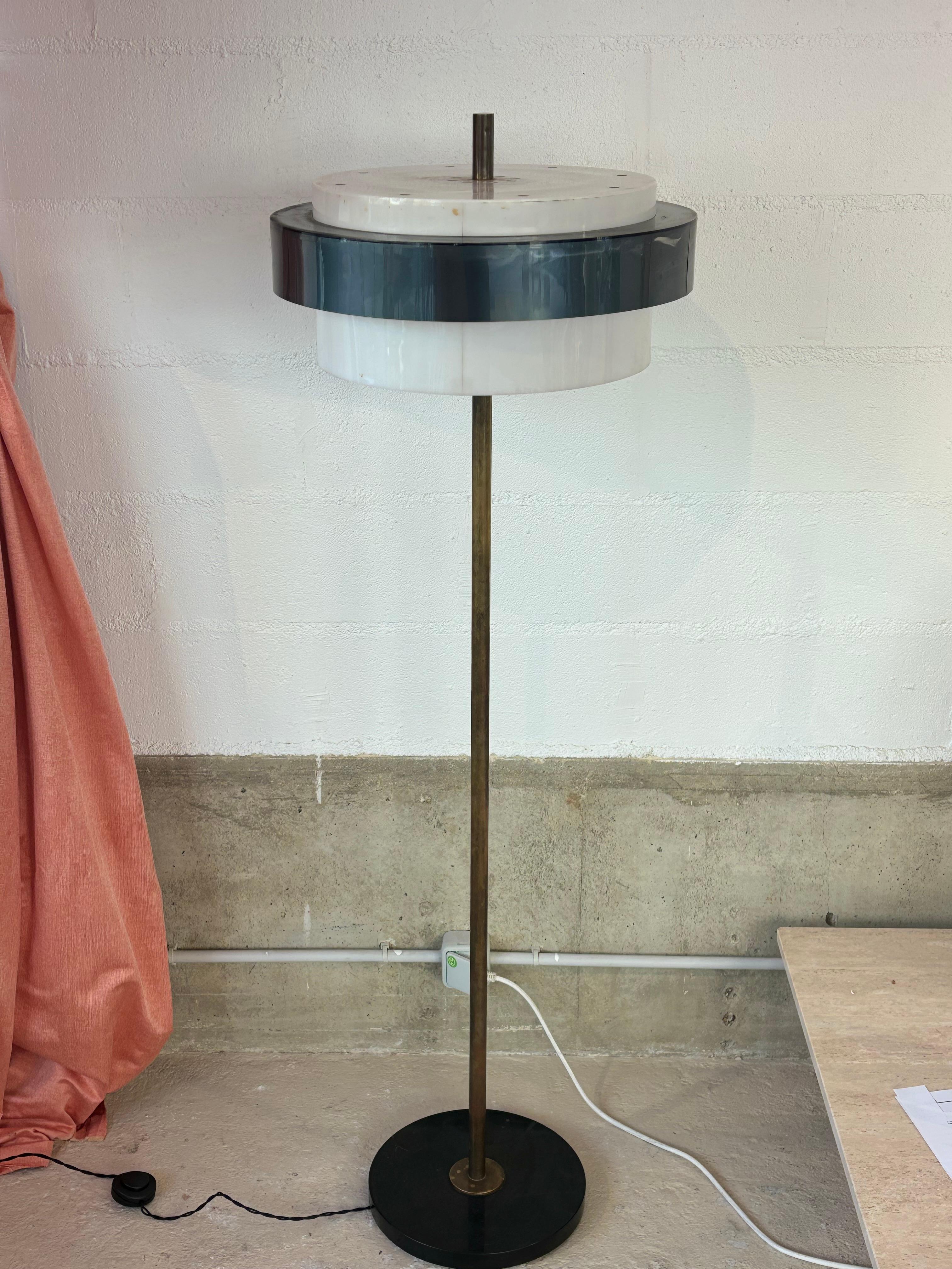 Bonita lámpara de pie 1960 Latón en venta