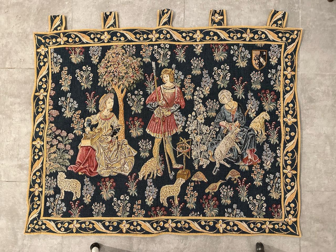 Very pretty mid century French tapestry with nice medieval design and beautiful colors, mechanical Jaquar manufacturing woven with wool and cotton.

✨✨✨
