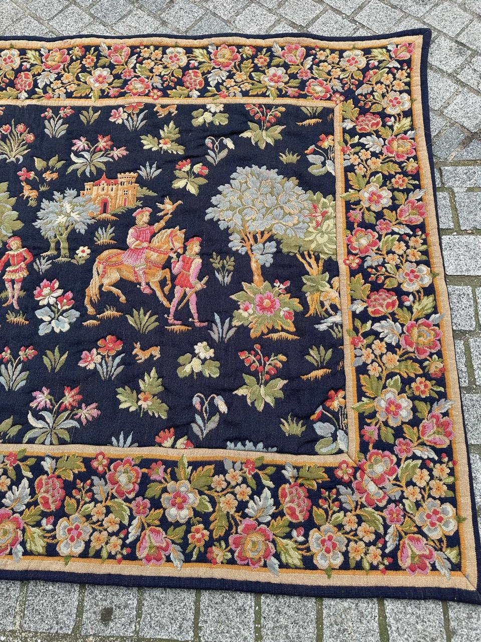 Sehen Sie sich diesen exquisiten französischen Wandteppich an, der in sorgfältiger Handarbeit als Replik eines Museumsteppichs hergestellt wurde. Dieser Wandteppich fängt die Essenz eines berühmten Meisterwerks ein, mit einem fesselnden