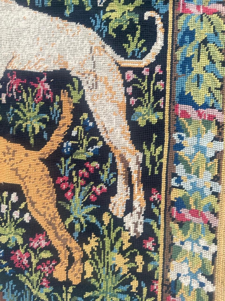 Bonito tapiz de punto de aguja francés estilo Aubusson diseño medieval en venta 5