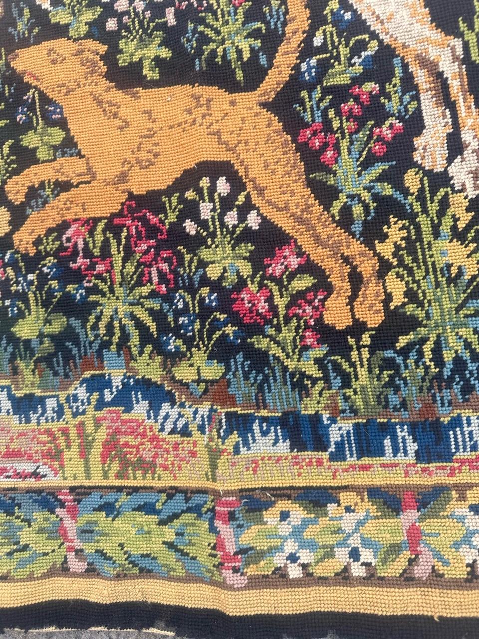 Bonito tapiz de punto de aguja francés estilo Aubusson diseño medieval en venta 6