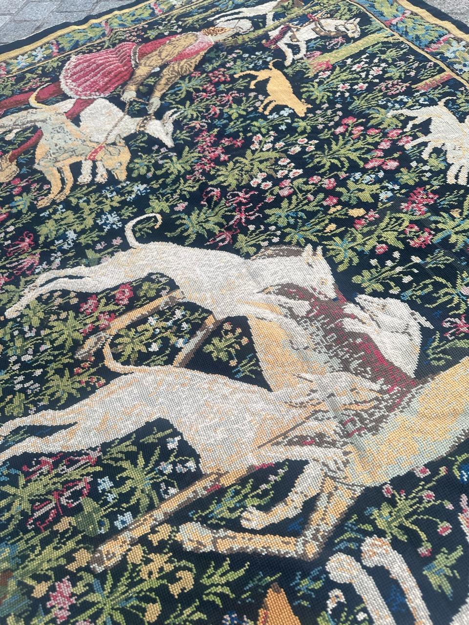 Bonito tapiz de punto de aguja francés estilo Aubusson diseño medieval en venta 11