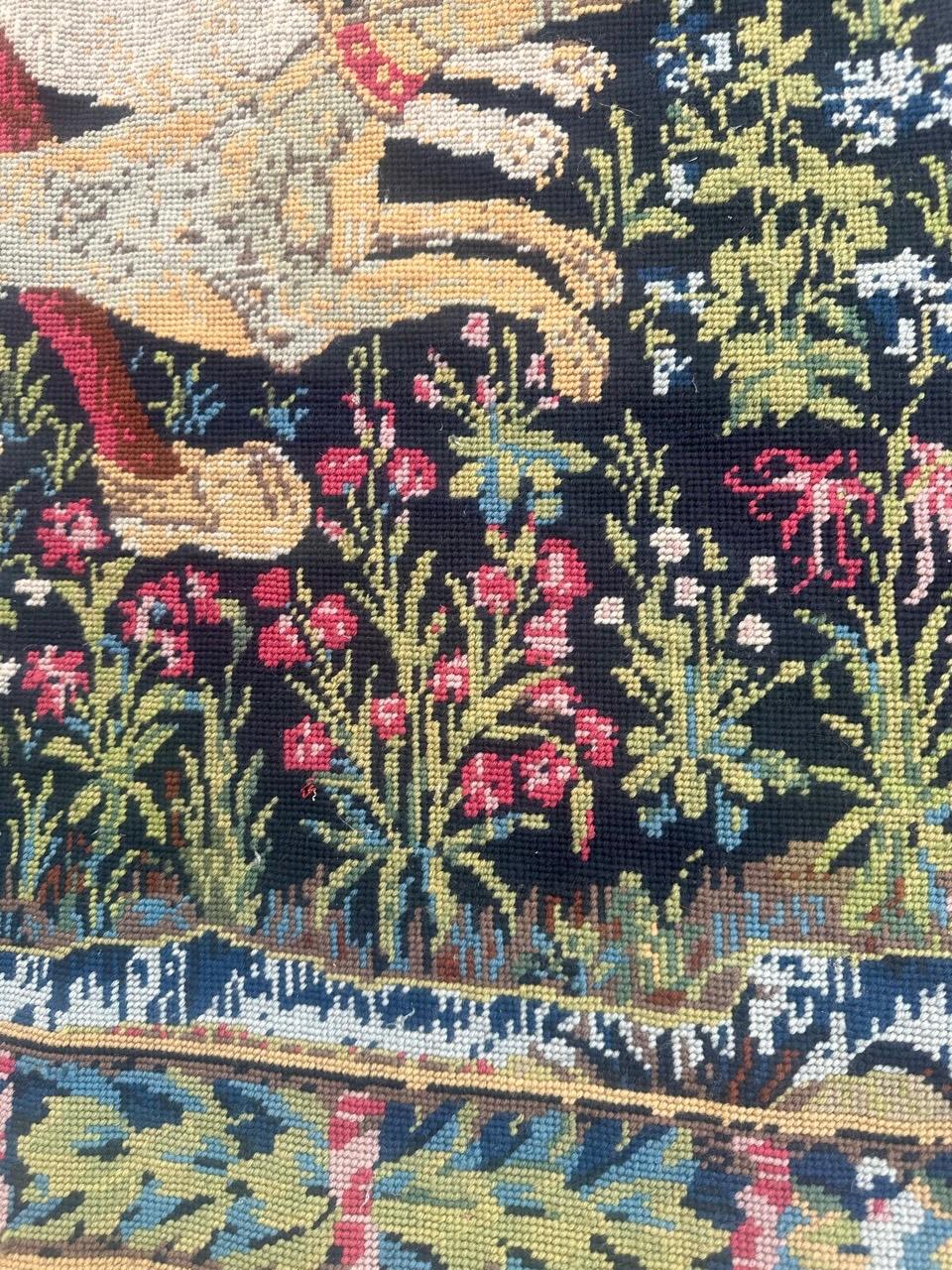 Bonito tapiz de punto de aguja francés estilo Aubusson diseño medieval en Bueno estado para la venta en Saint Ouen, FR