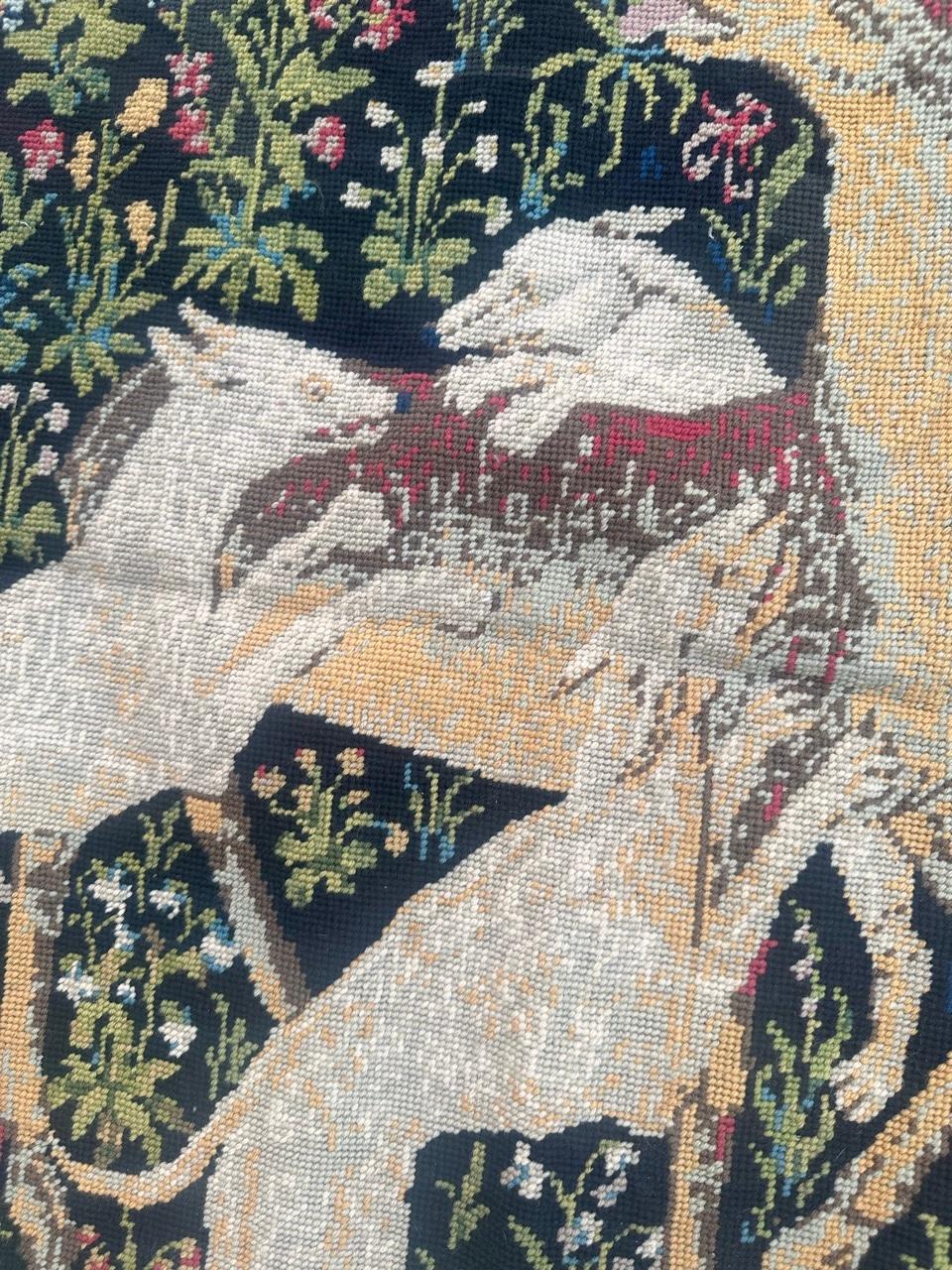 Bonito tapiz de punto de aguja francés estilo Aubusson diseño medieval en venta 1