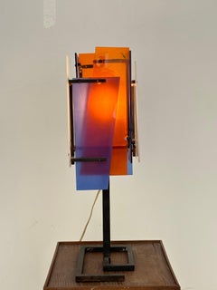 Schöne französische Lampe aus Metall und Plexiglas im Stil von Jean Boris Lacroix