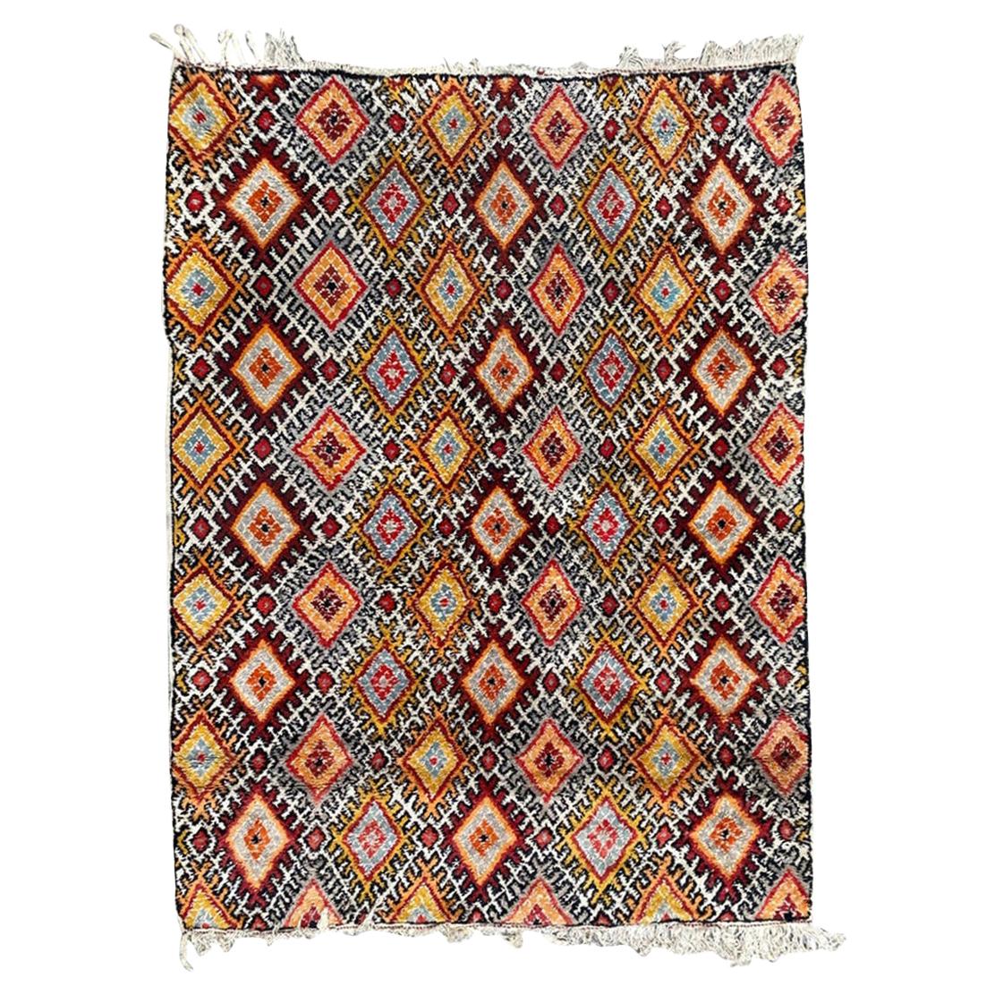 Beau tapis berbere marocain à motifs géométriques