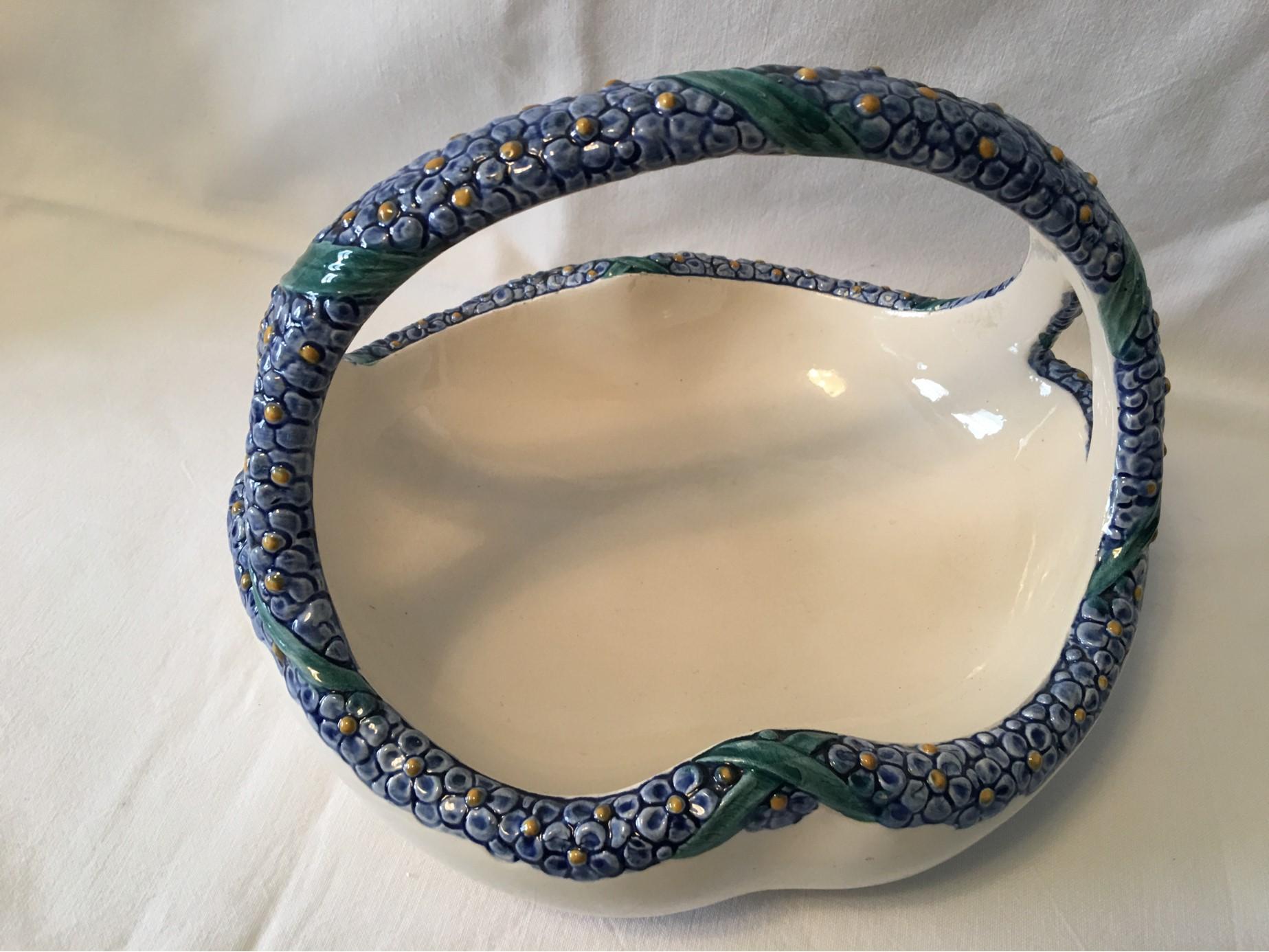Nice Karlsruhe Majolika Ceramic Art Nouveau Flower Basket by Max Heinze In Excellent Condition For Sale In Frisco, TX
