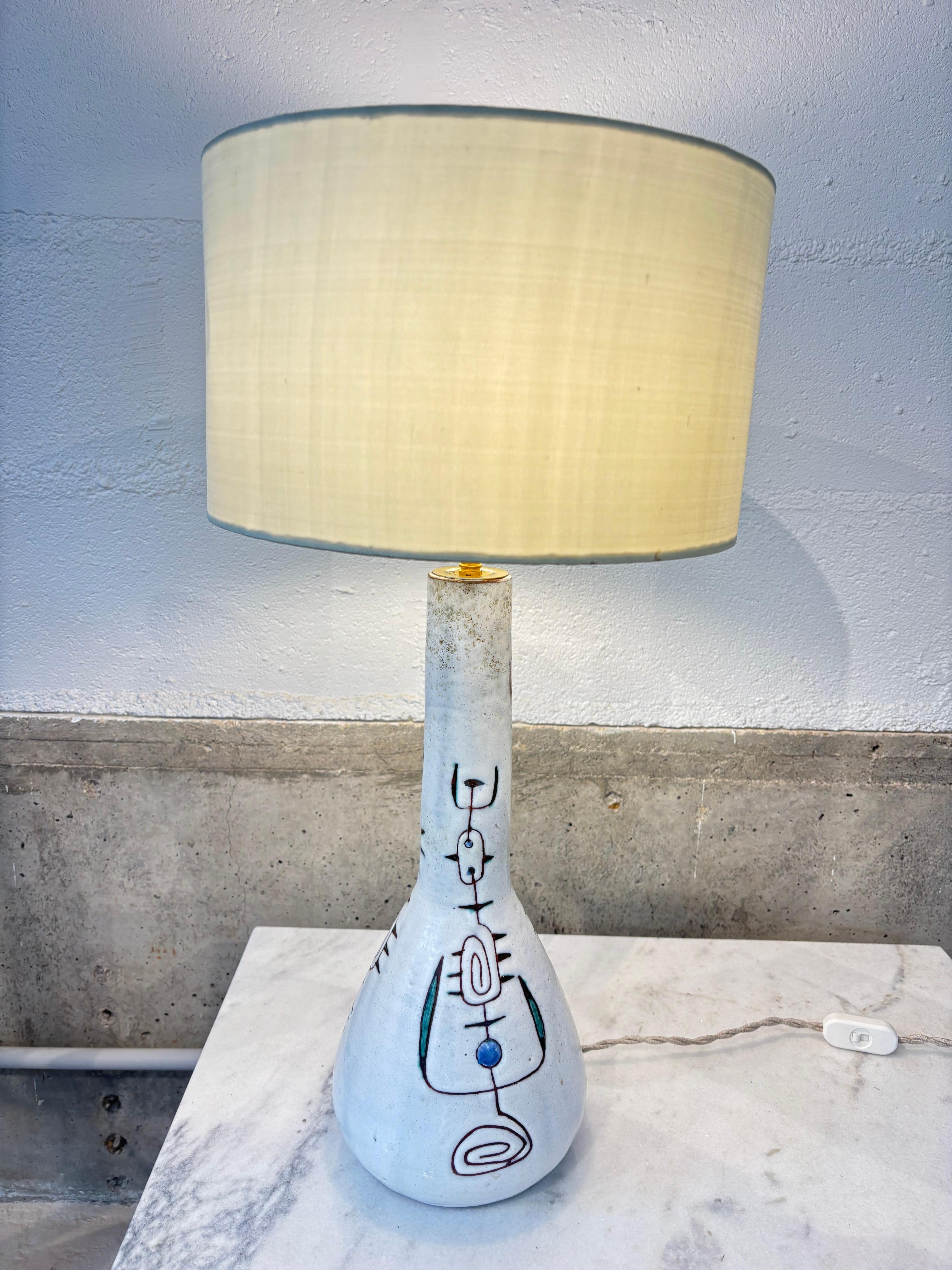 Jolie et large lampe par Jean Rivier à décor abstrait, signée. 