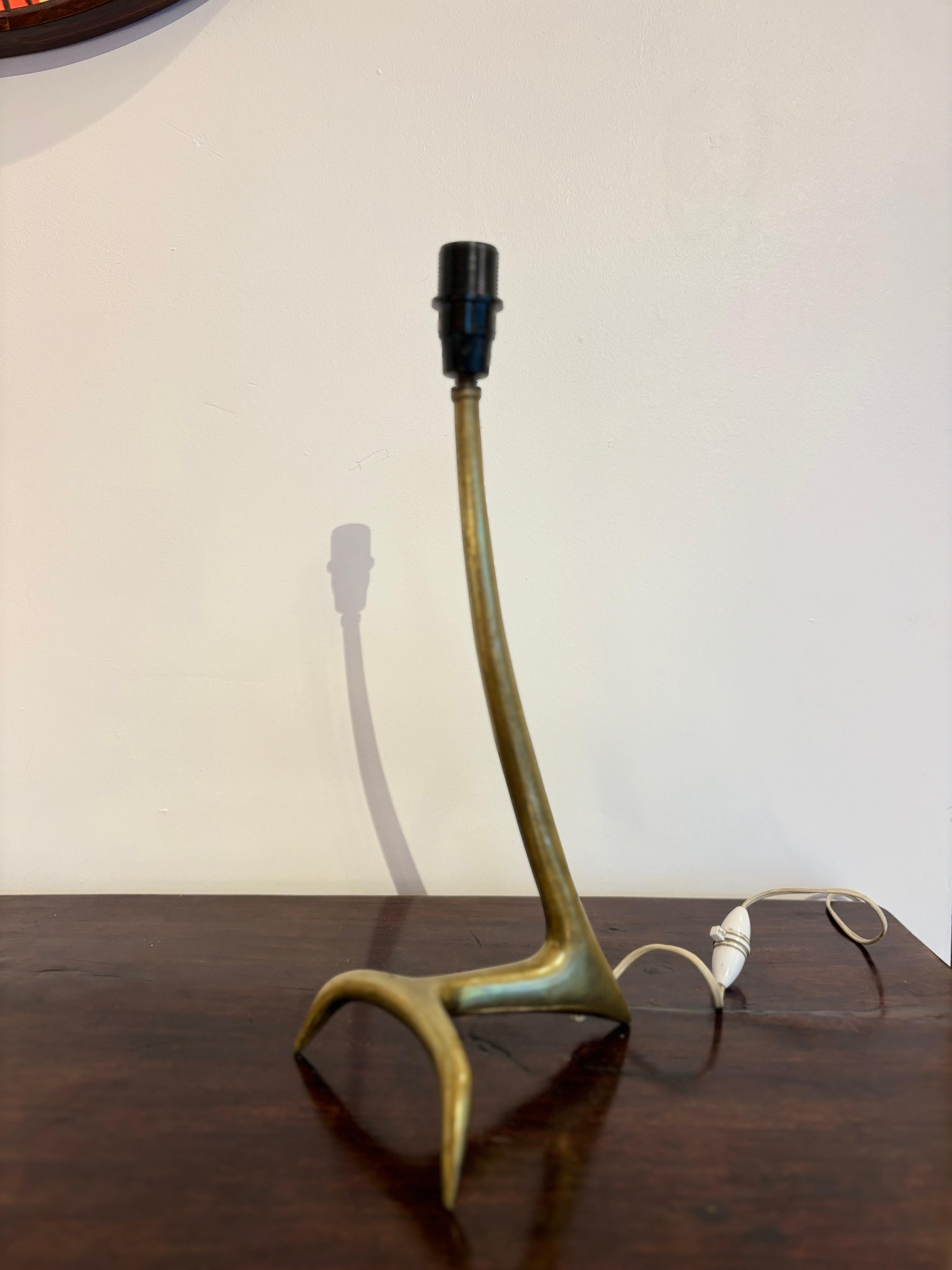 Jolie lampe en bronze par la maison Charles, possiblement d'après un dessin de Felix Agostini. 
