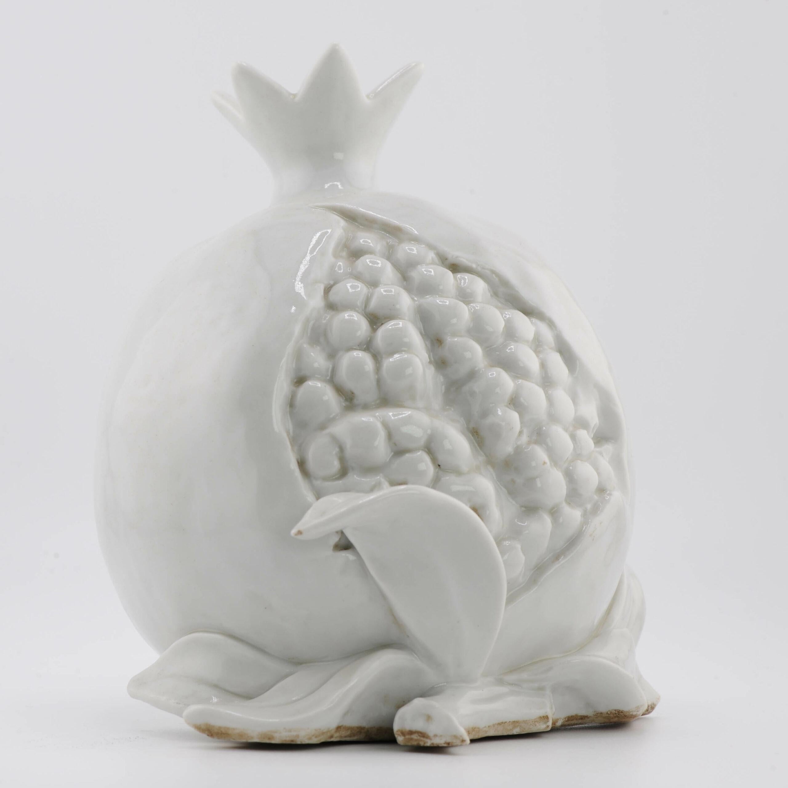Belle statue ancienne Dehua Blanc de Chine du 19/20e siècle représentant une grenade en vente 3