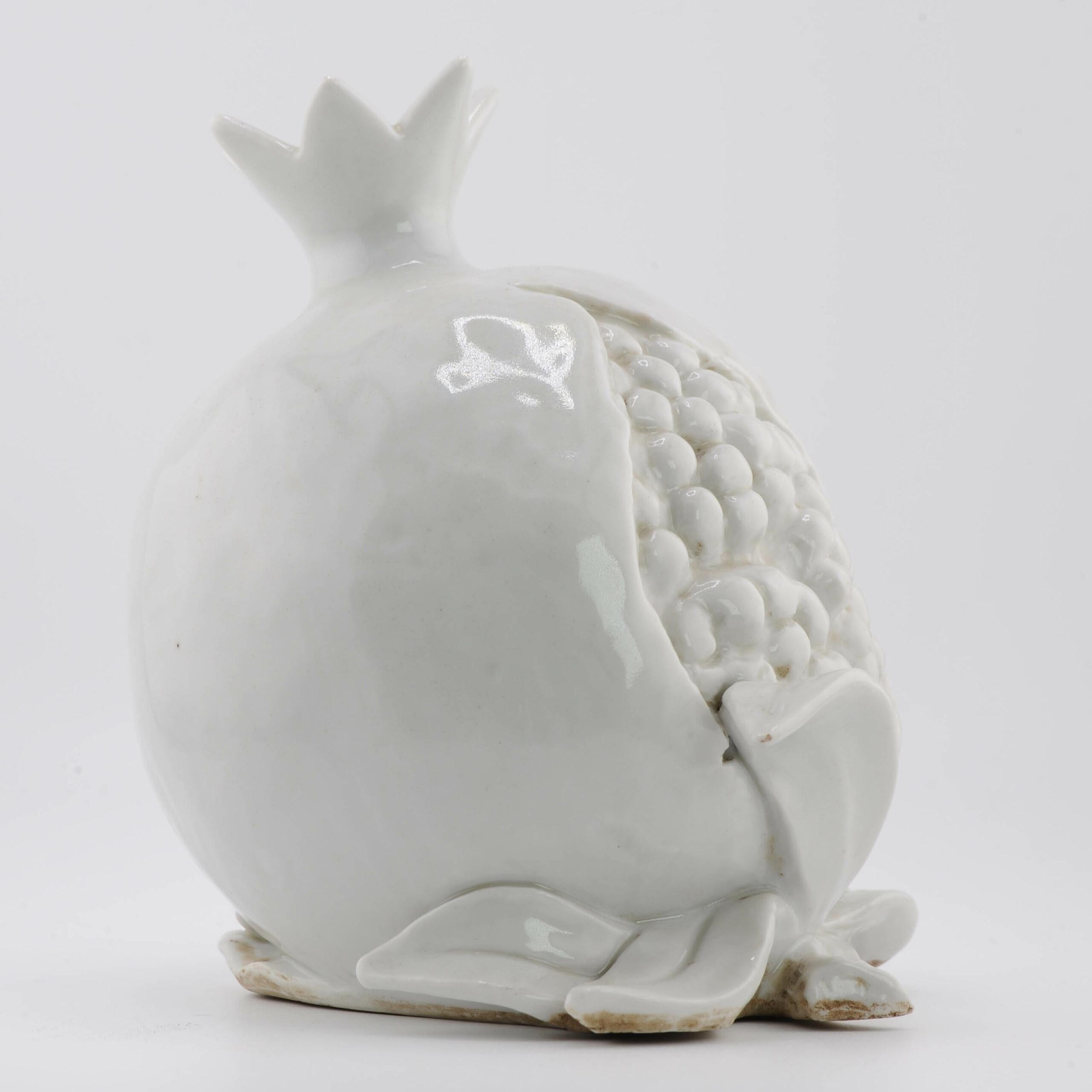 Belle statue ancienne Dehua Blanc de Chine du 19/20e siècle représentant une grenade en vente 4