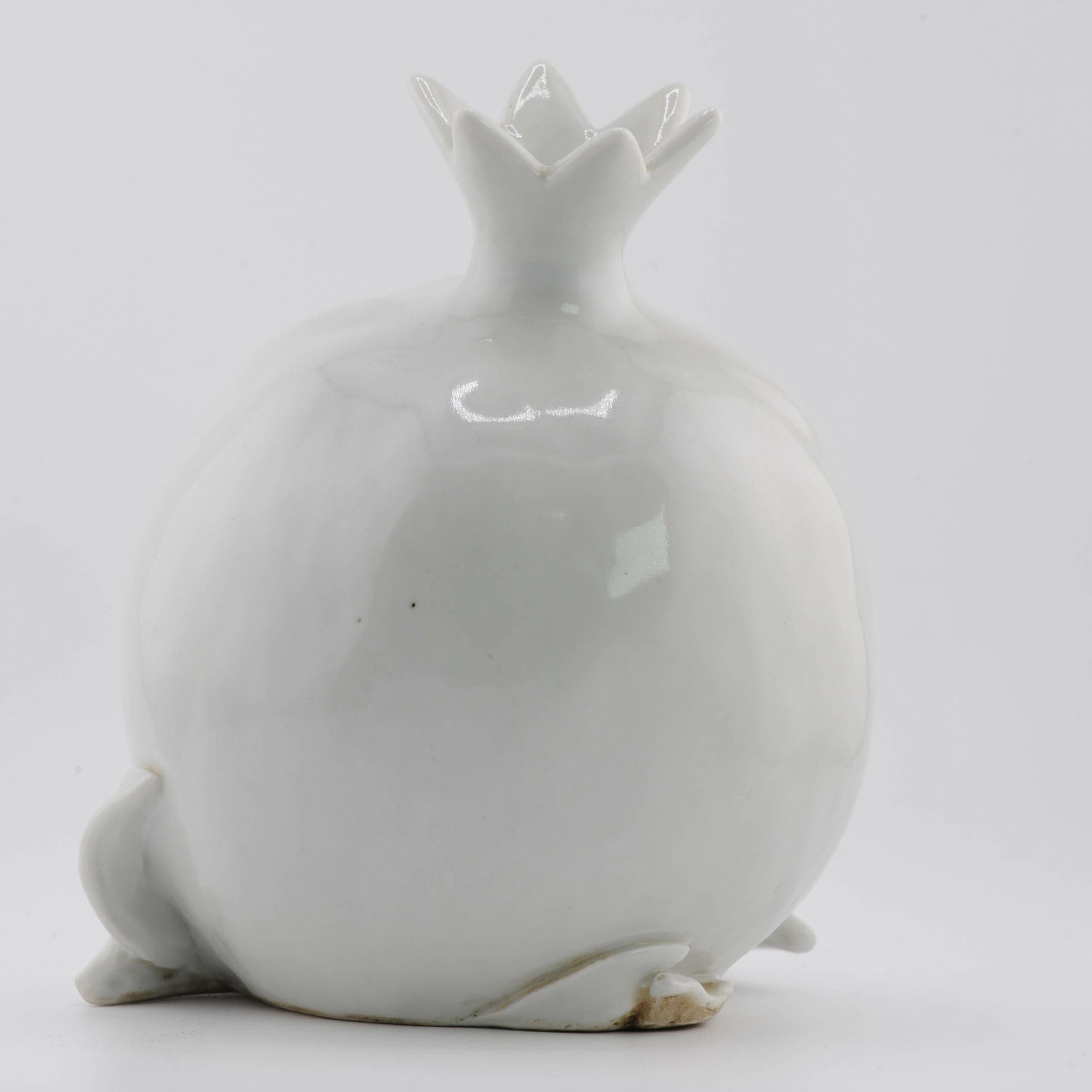 Belle statue ancienne Dehua Blanc de Chine du 19/20e siècle représentant une grenade en vente 5