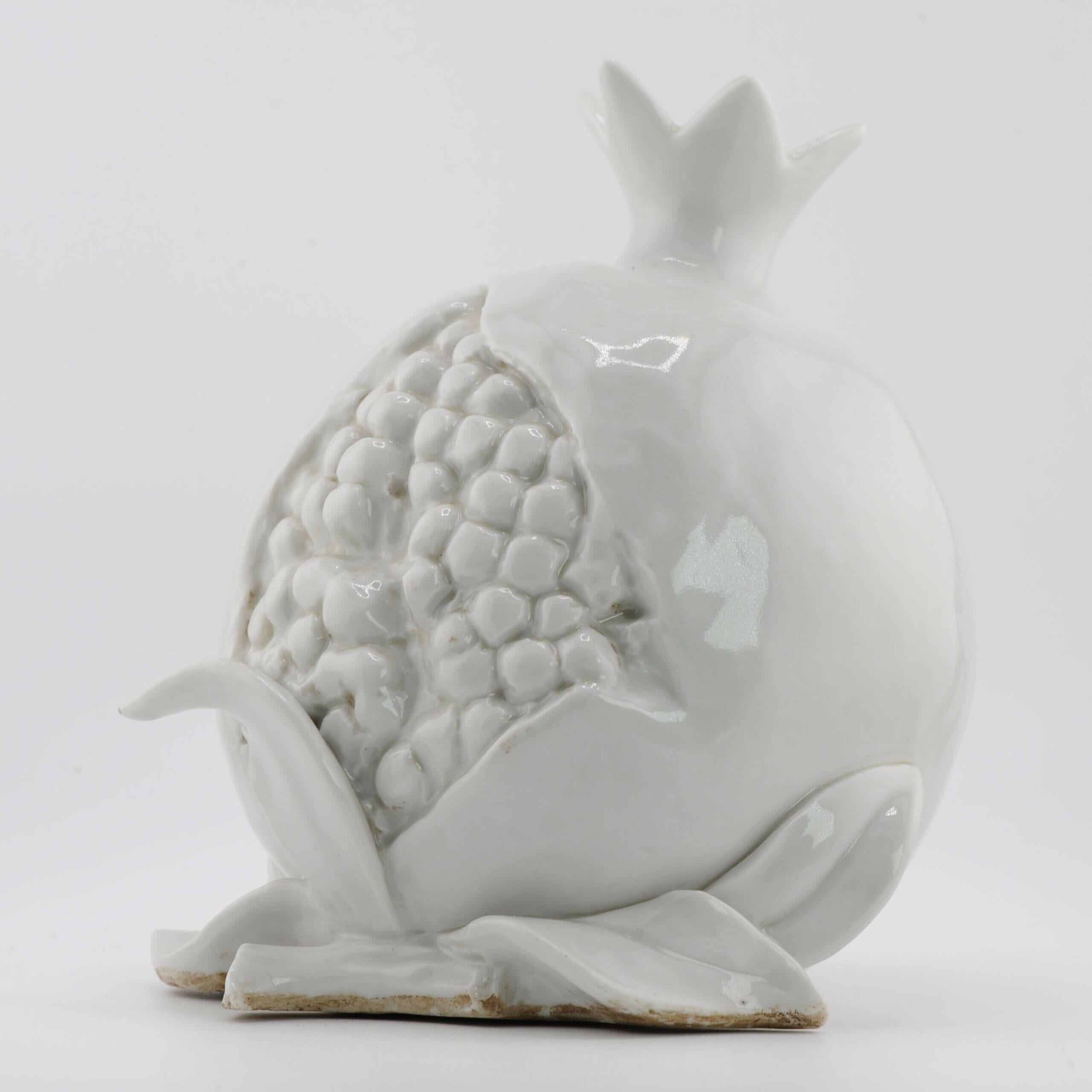 Belle statue ancienne Dehua Blanc de Chine du 19/20e siècle représentant une grenade en vente 6