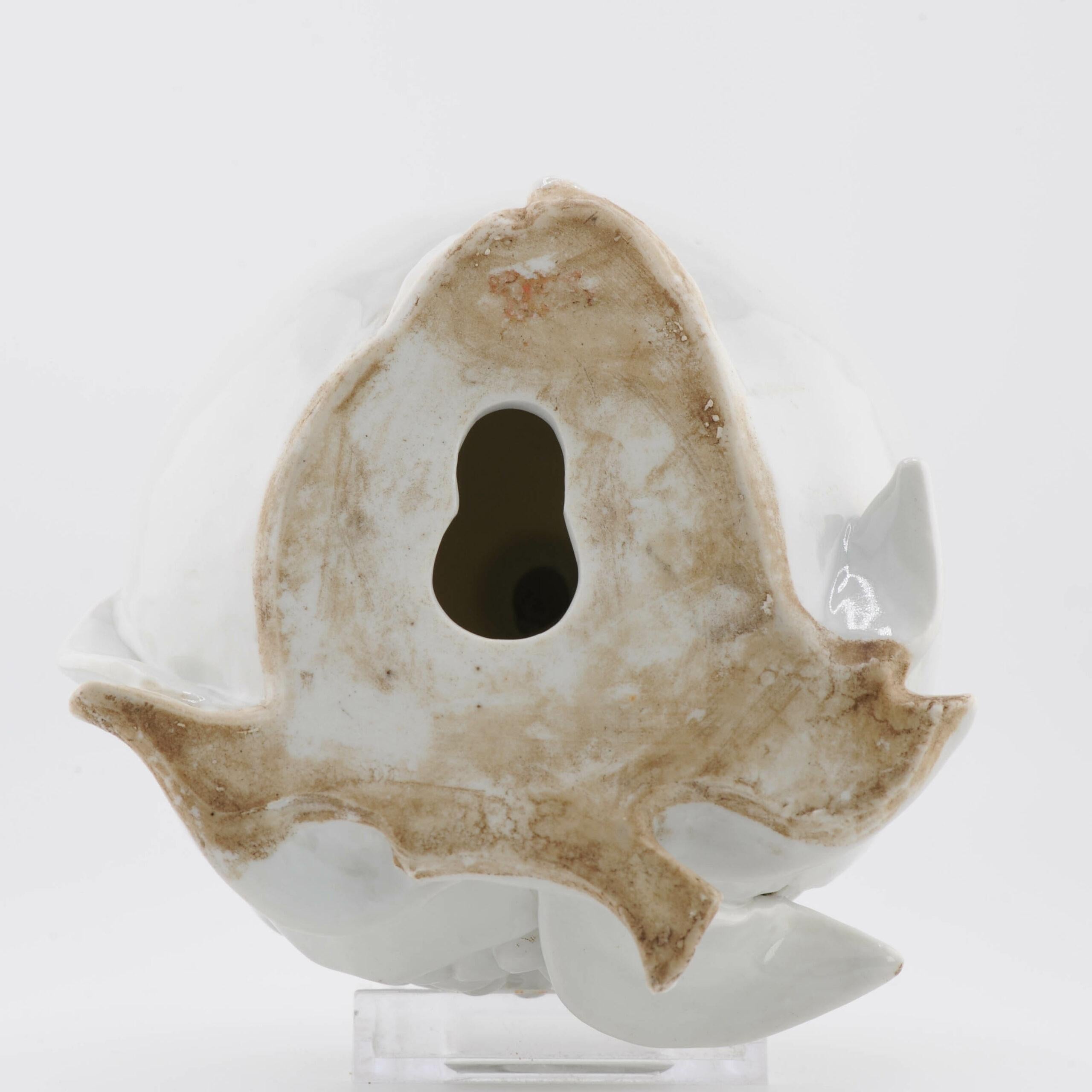 Fruits du Blanc de Chine bien formés, grenade.

Porcelaine Blanc de Chine :
La porcelaine connue en Occident sous le nom de Blanc de Chine a été produite à 300 miles au sud du principal complexe de fours chinois de Jingdezhen. Le terme Blanc de