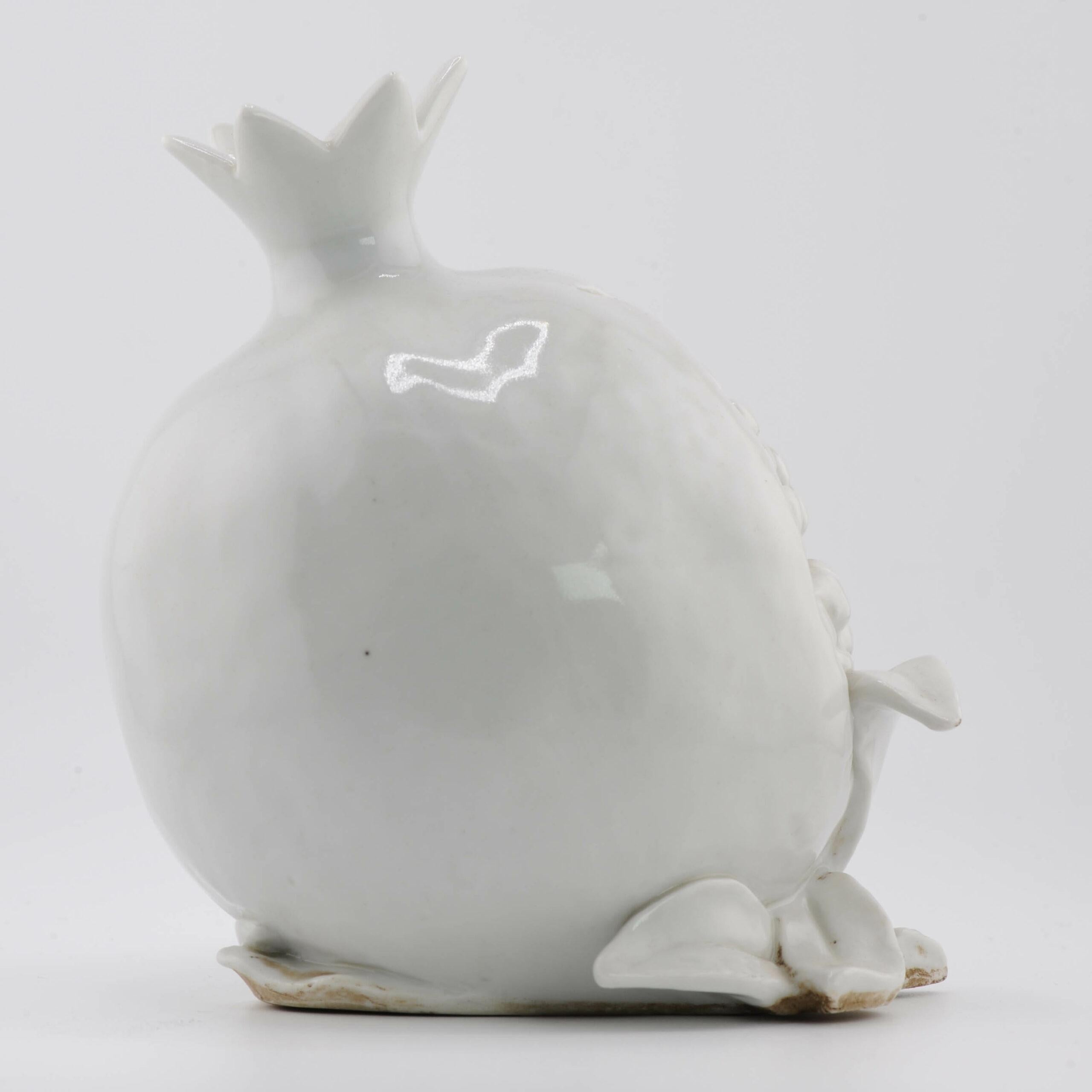 Qing Belle statue ancienne Dehua Blanc de Chine du 19/20e siècle représentant une grenade en vente