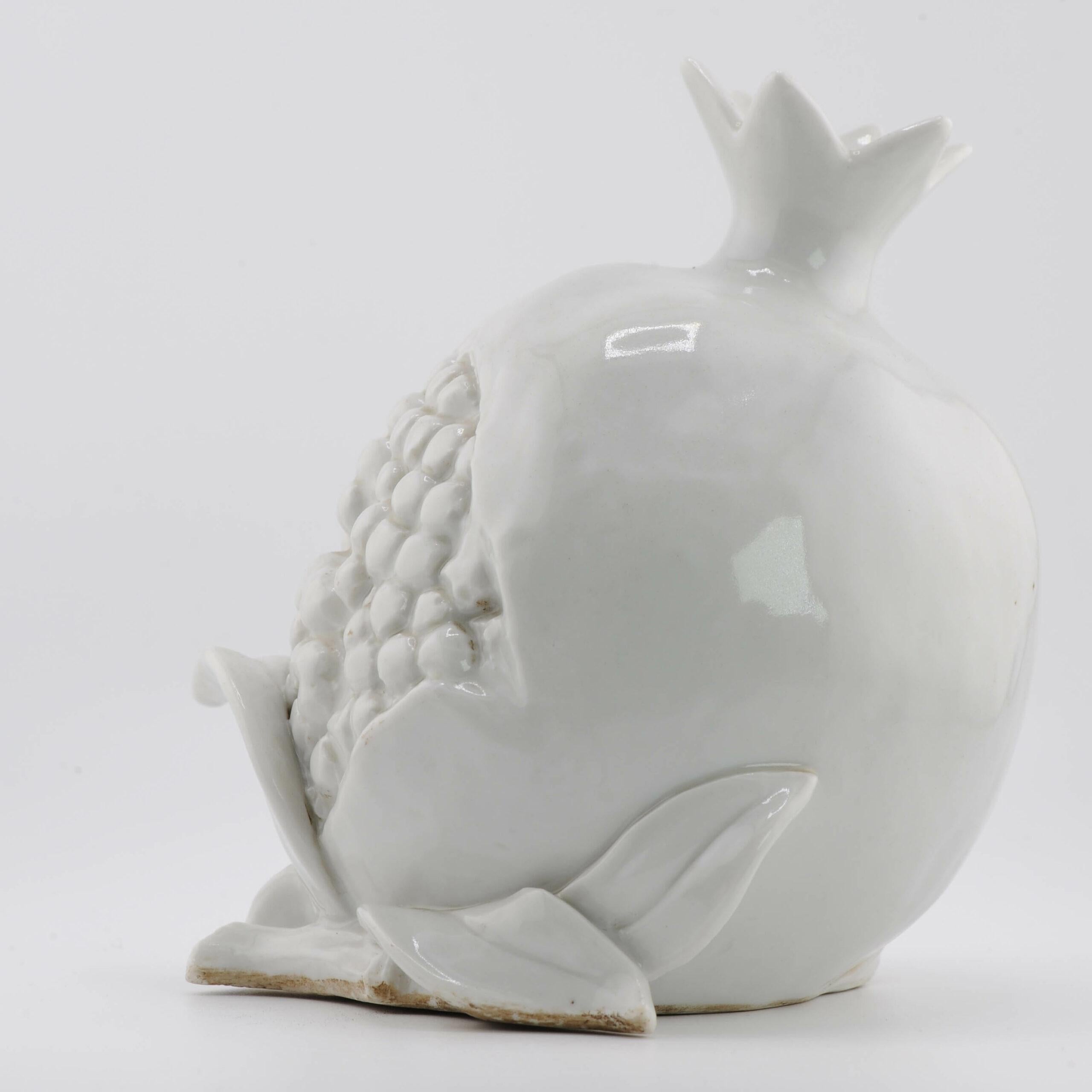 Chinois Belle statue ancienne Dehua Blanc de Chine du 19/20e siècle représentant une grenade en vente