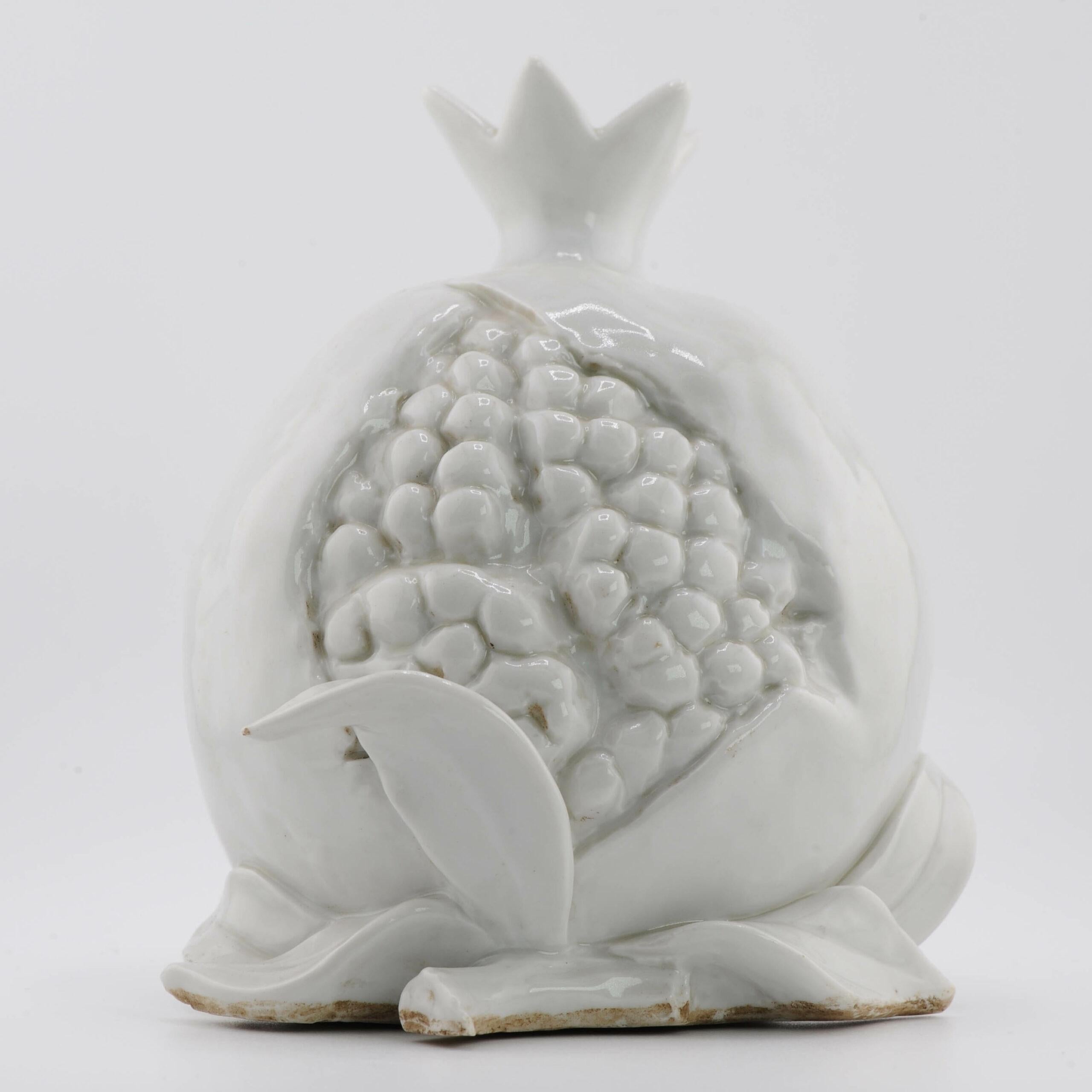 Belle statue ancienne Dehua Blanc de Chine du 19/20e siècle représentant une grenade en vente 1