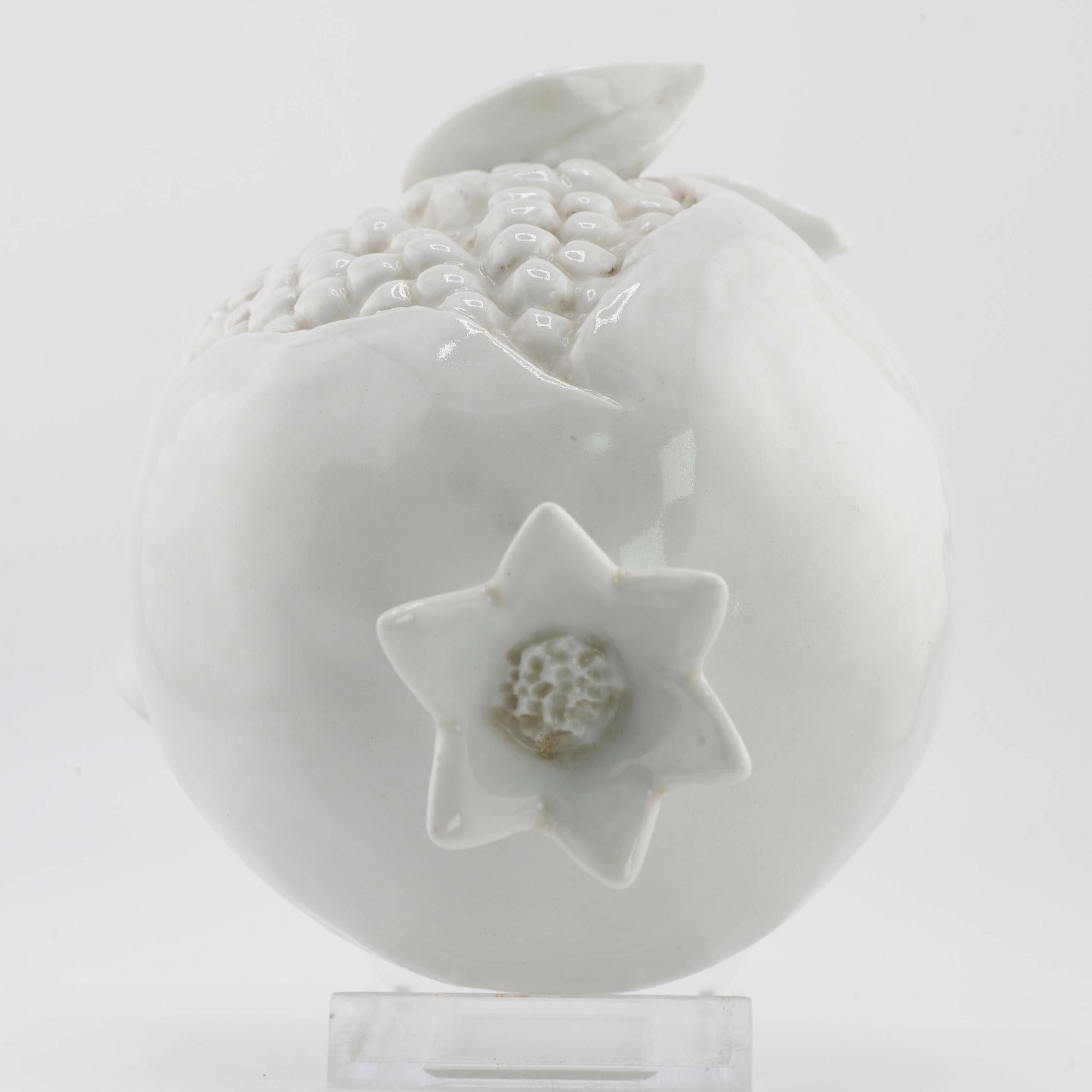 Belle statue ancienne Dehua Blanc de Chine du 19/20e siècle représentant une grenade en vente 2