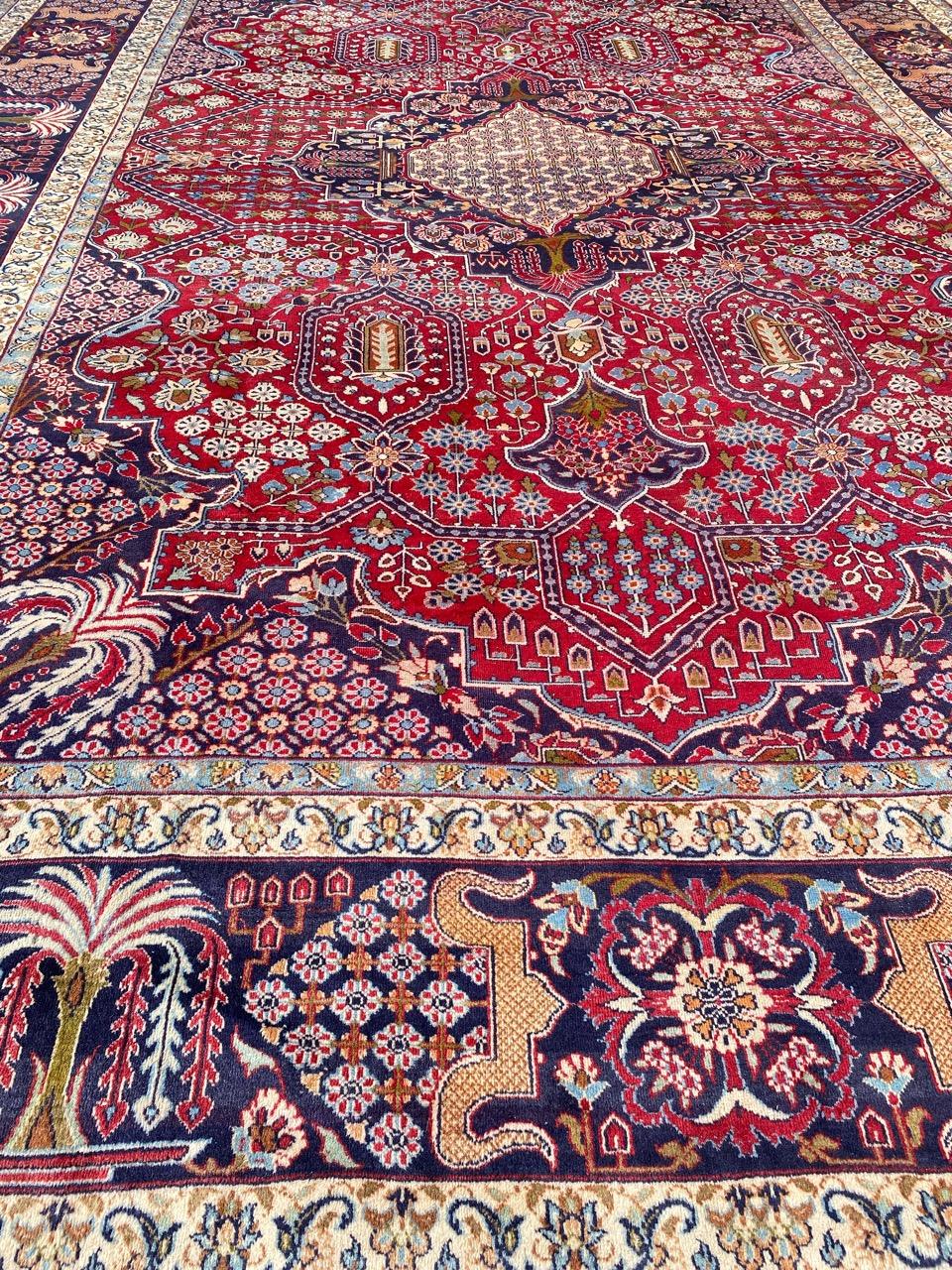Grazioso tappeto tabriz vintage con un bellissimo disegno decorativo e colori gradevoli, interamente annodato a mano con velluto di lana su base di cotone.

✨✨✨
