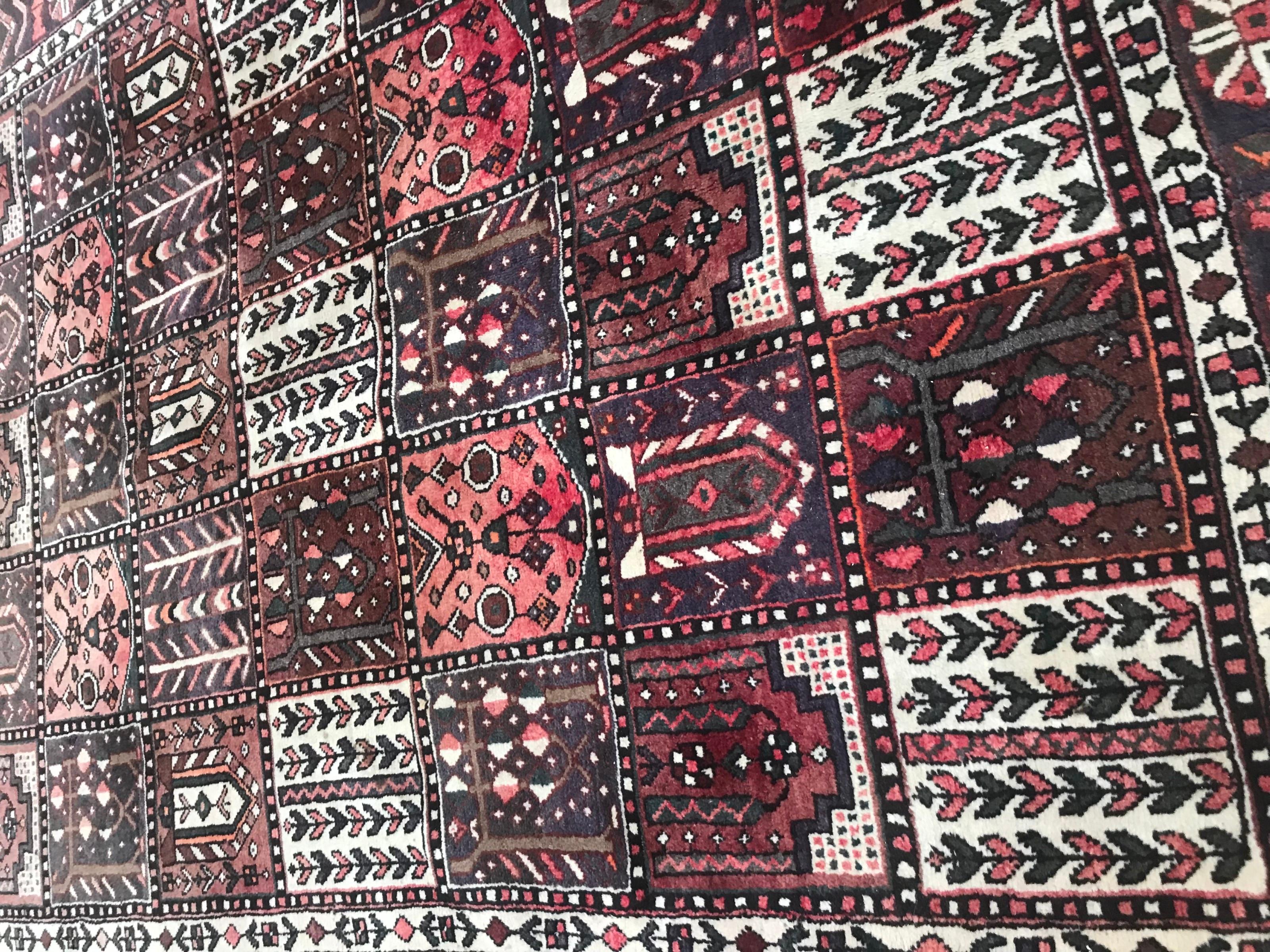 Nice Large Vintage Bakhtiar Rug In Good Condition For Sale In Saint Ouen, FR