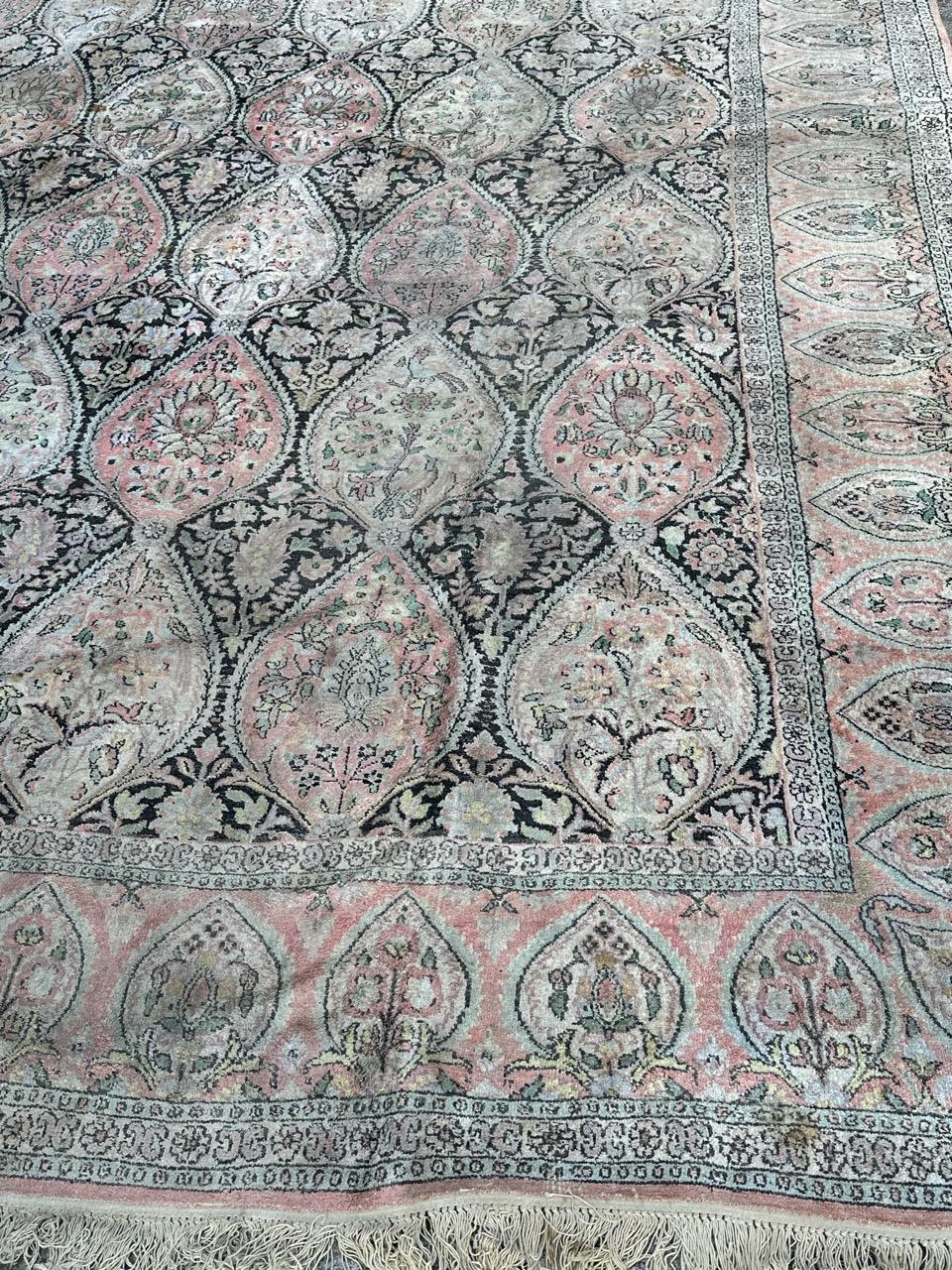 Bellissimo tappeto Kashmir di grandi dimensioni della metà del secolo, con un bellissimo disegno floreale e di palmette all over e bei colori sbiaditi con il rosa, 
Verde chiaro, giallo e nero, interamente annodato a mano con seta e cotone su base