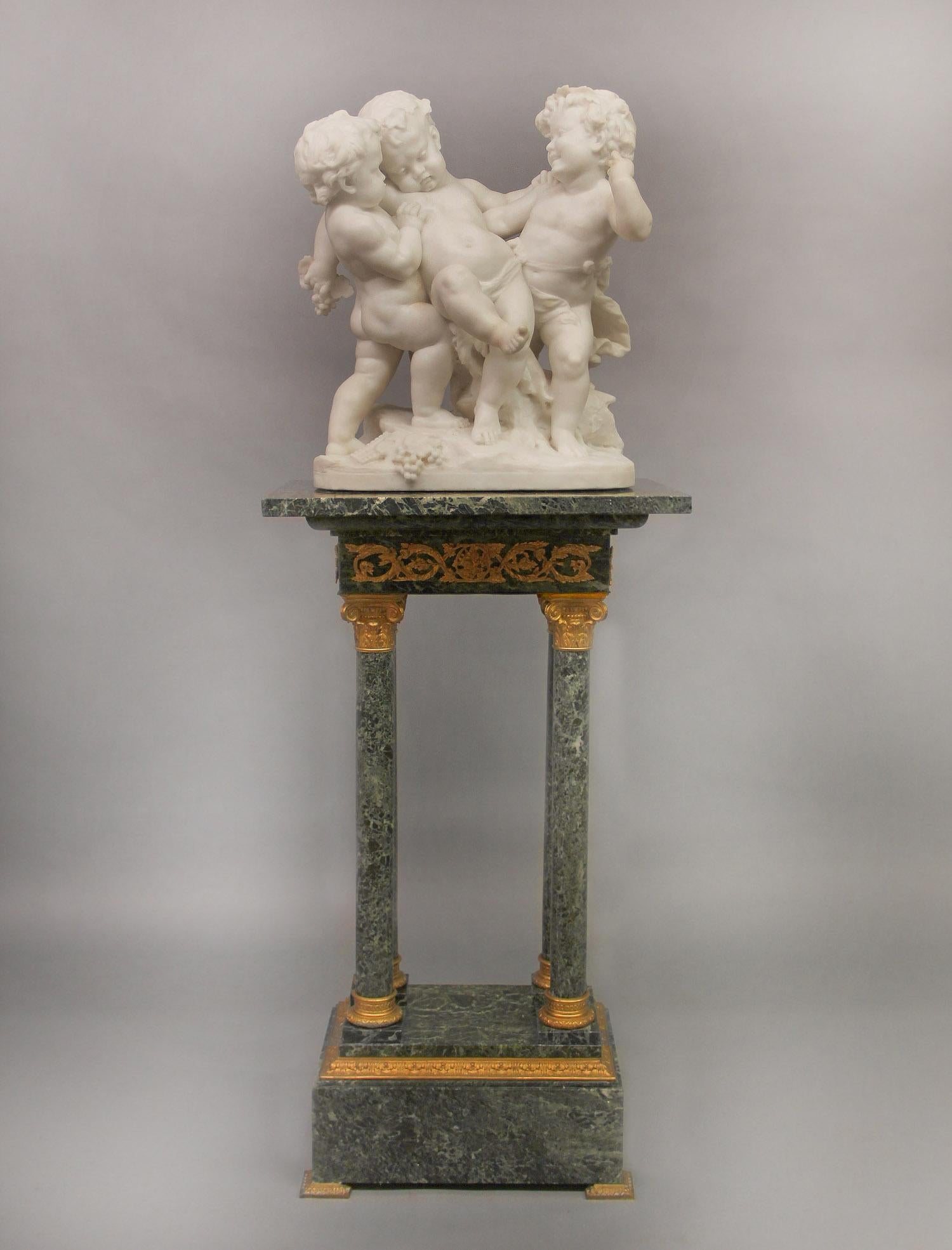 Schöne Figurengruppe aus Carrara-Marmor des späten 19. Jahrhunderts: Der betrunkene Silenus von Rougelet

Darstellung von drei Putten, die Silenus in die Höhe halten, umgeben von Weintrauben.

Auf dem Sockel mit Rougelet beschriftet.

Bénédict