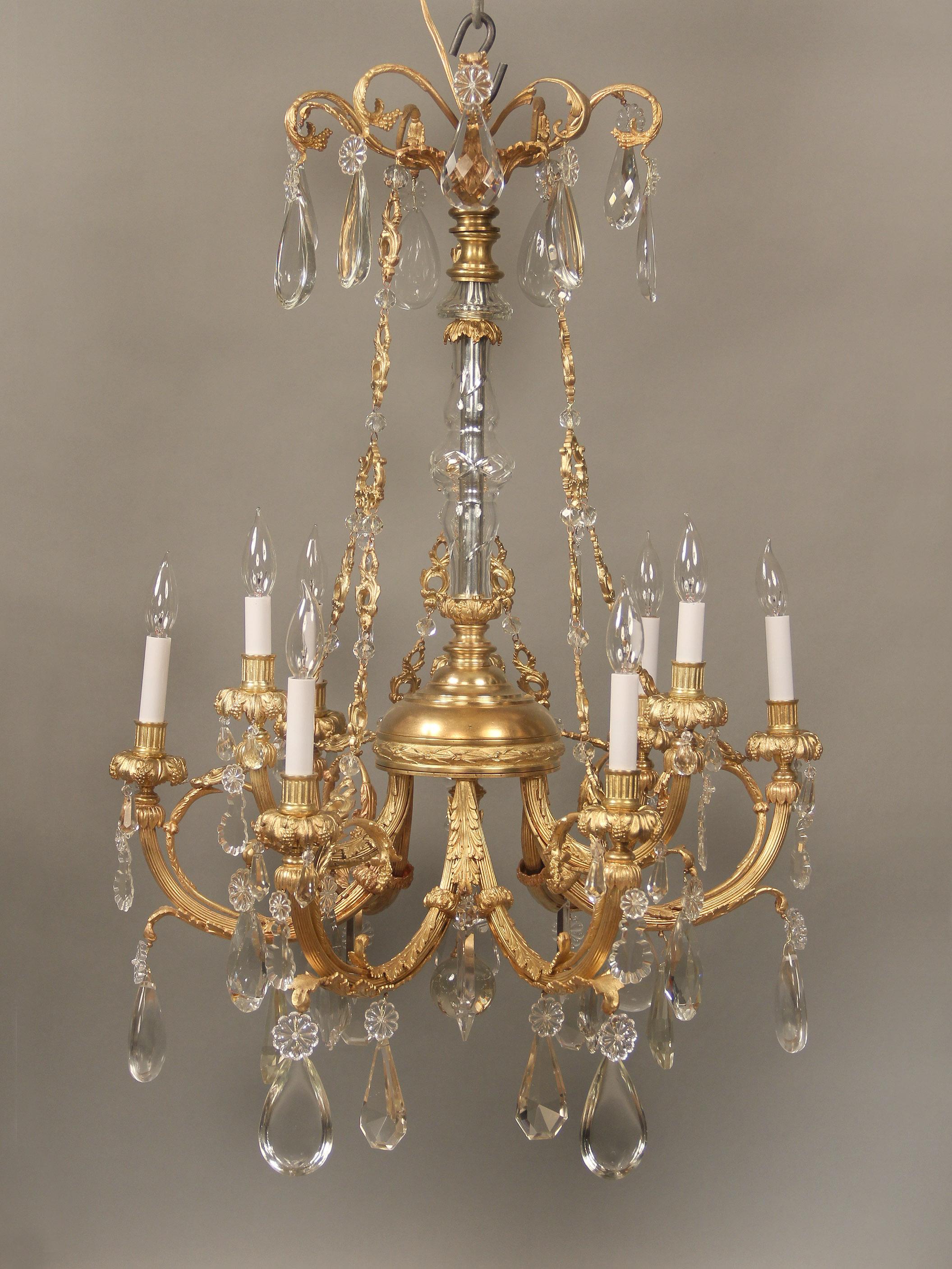 Joli lustre à neuf lumières en bronze doré et cristal de la fin du XIXe siècle


Cristal aux multiples facettes et formes, dont des demi-poires, colonne centrale en cristal taillé, chaînes en bronze sculpté reliant la couronne et le corps, neuf