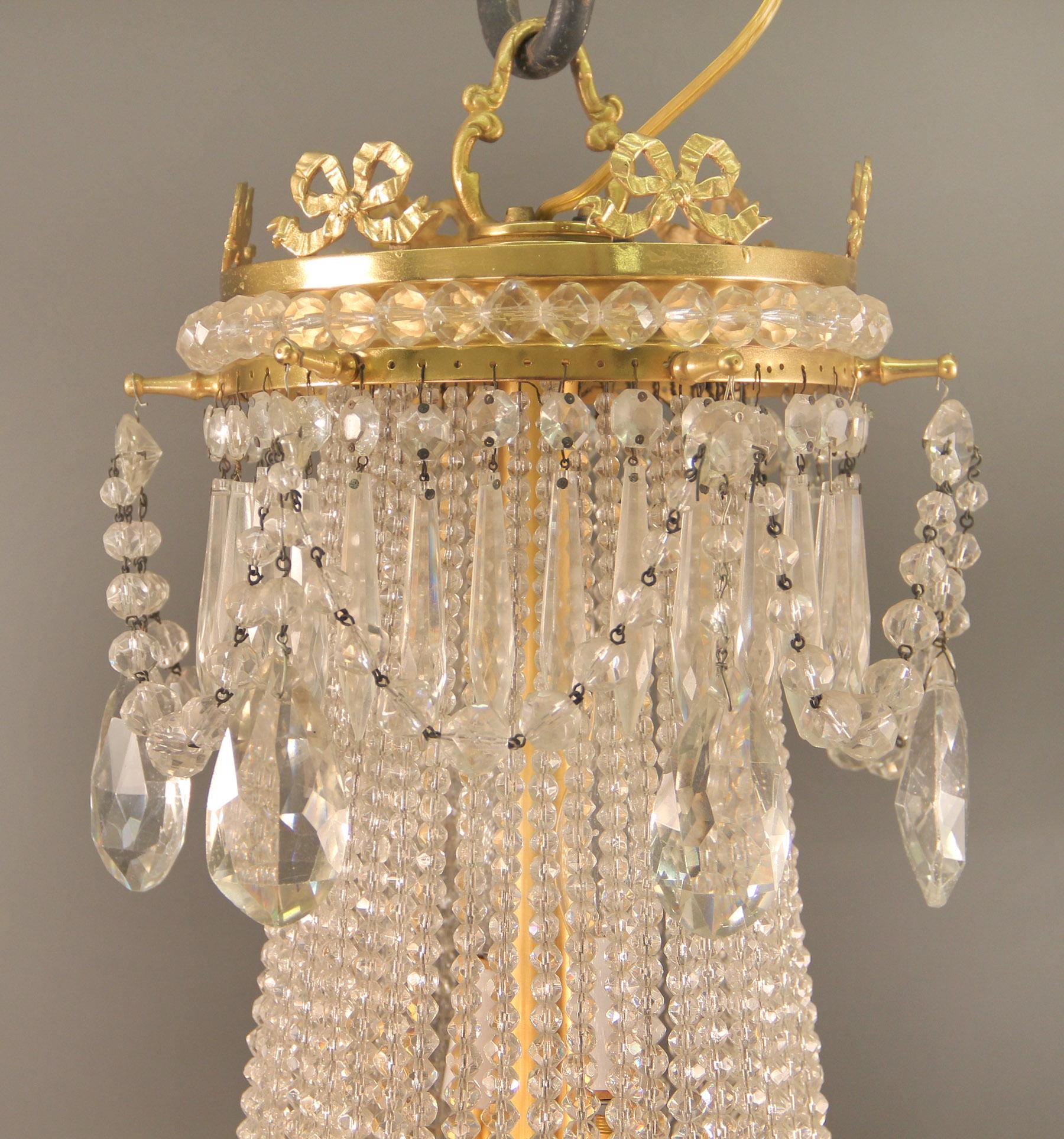 Belle Époque Joli lustre à onze lumières en bronze doré et perlé de la fin du XIXe siècle en vente