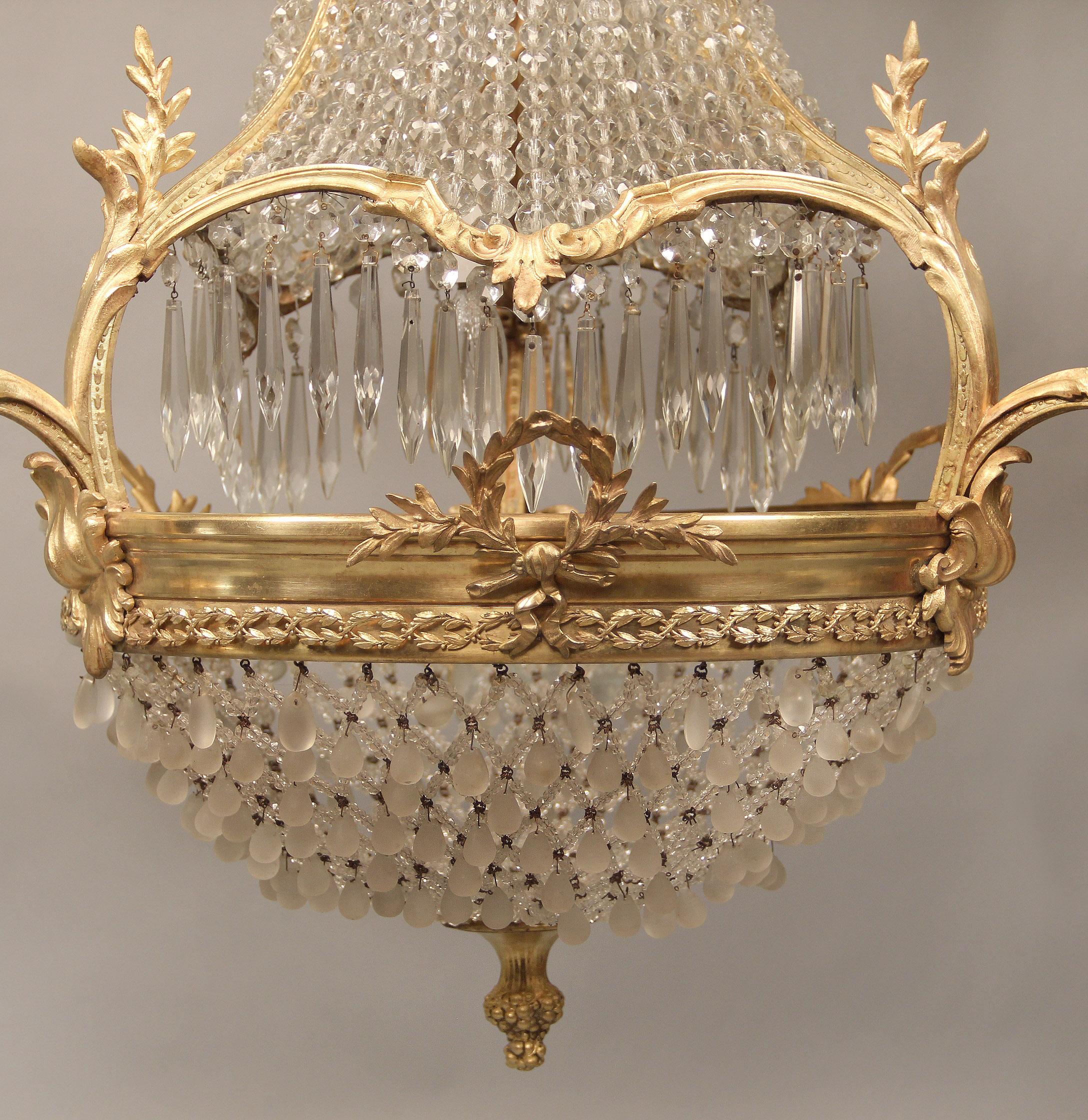 Schöner neunflammiger Korb-Kronleuchter aus vergoldeter Bronze mit Perlen aus dem späten 19. Jahrhundert (Belle Époque) im Angebot