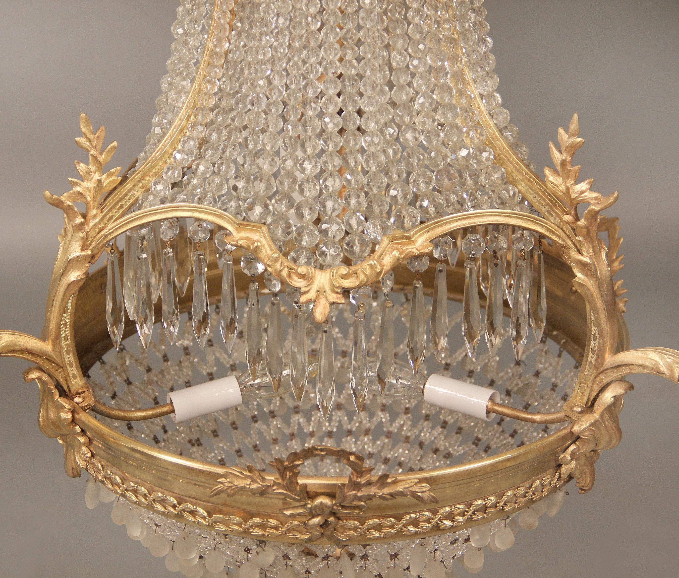 Schöner neunflammiger Korb-Kronleuchter aus vergoldeter Bronze mit Perlen aus dem späten 19. Jahrhundert (Französisch) im Angebot
