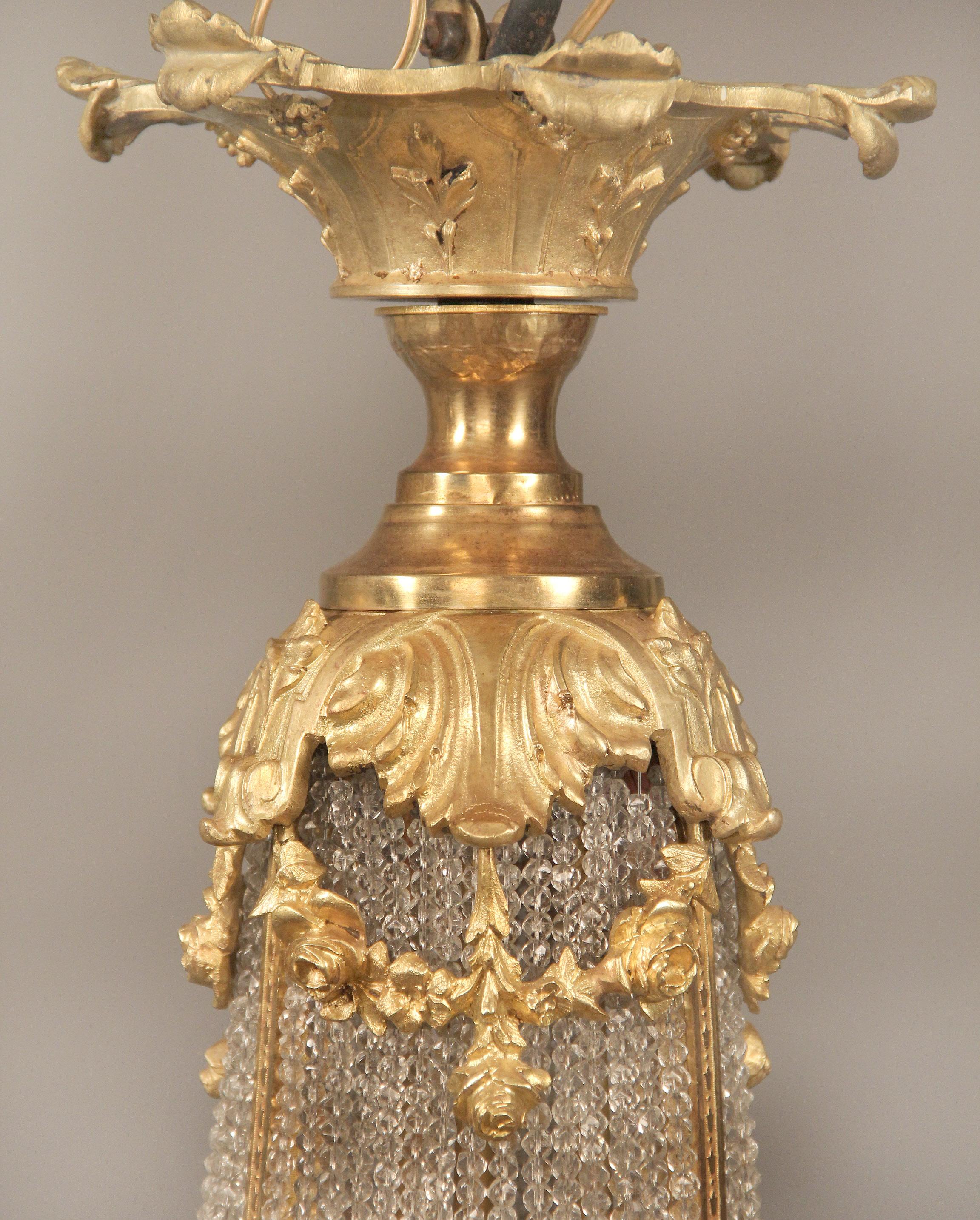 Schöner neunflammiger Korb-Kronleuchter aus vergoldeter Bronze mit Perlen aus dem späten 19. Jahrhundert (Vergoldet) im Angebot