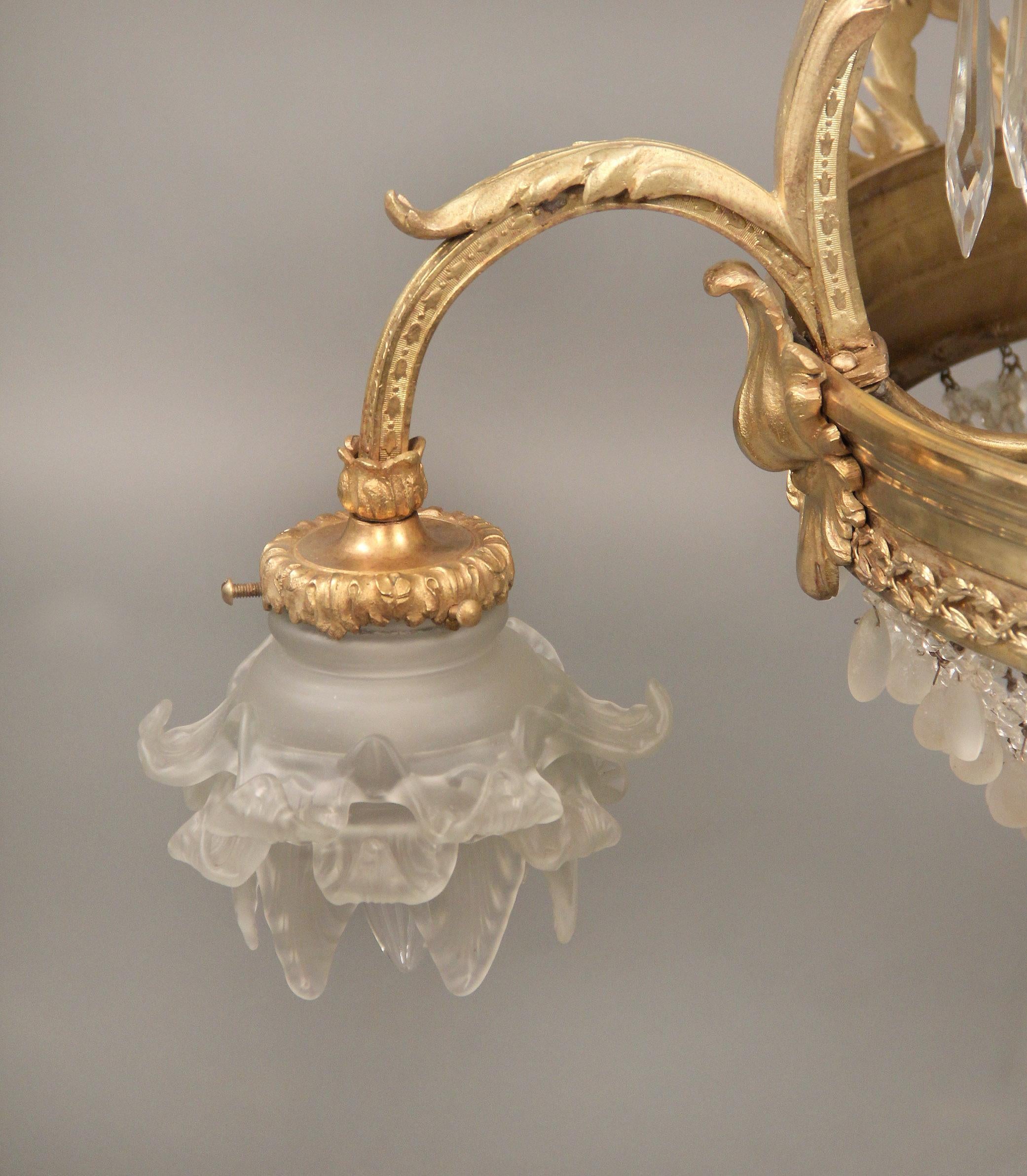 Schöner neunflammiger Korb-Kronleuchter aus vergoldeter Bronze mit Perlen aus dem späten 19. Jahrhundert im Zustand „Gut“ im Angebot in New York, NY