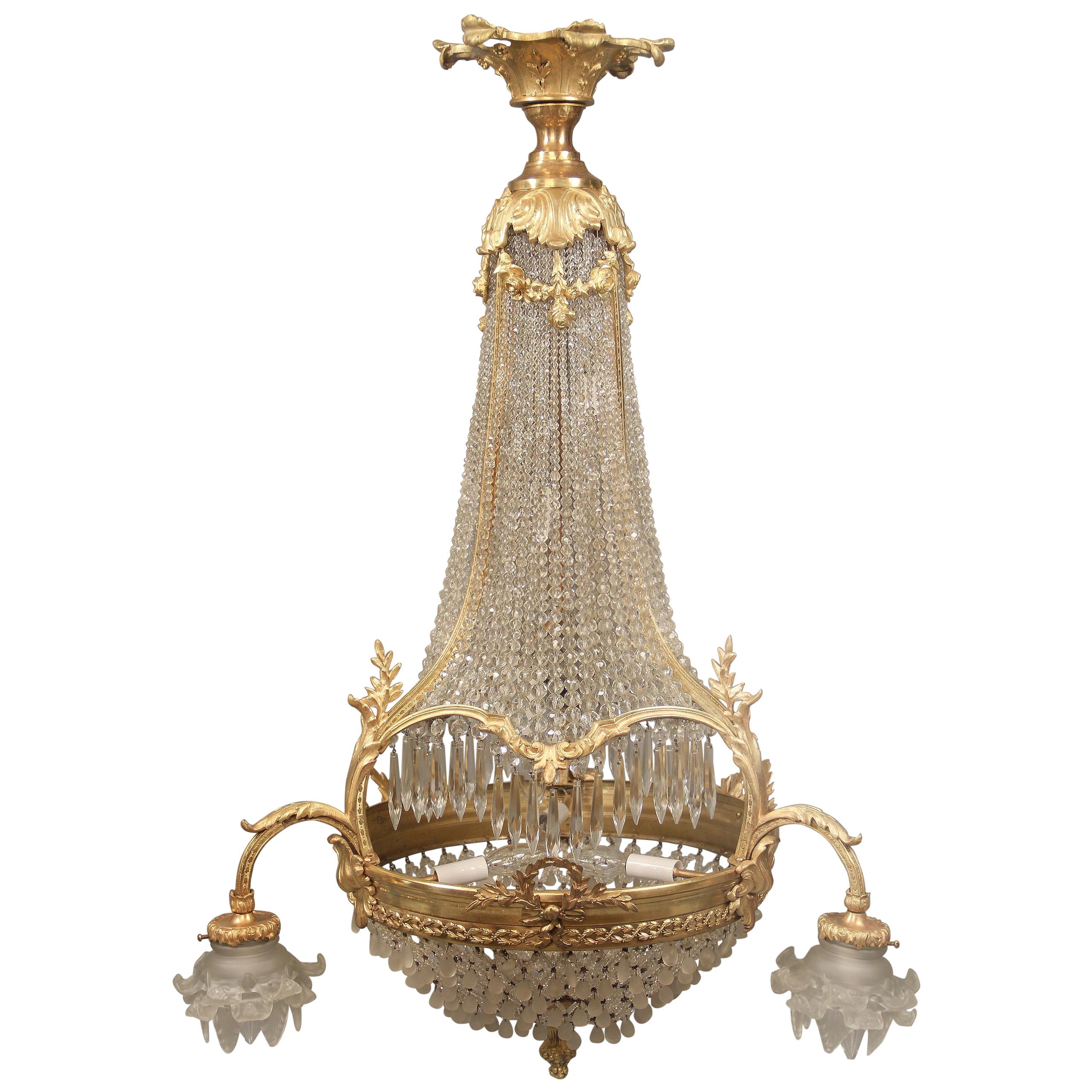 Beau lustre à neuf lumières en forme de panier avec perles en bronze doré de la fin du XIXe siècle