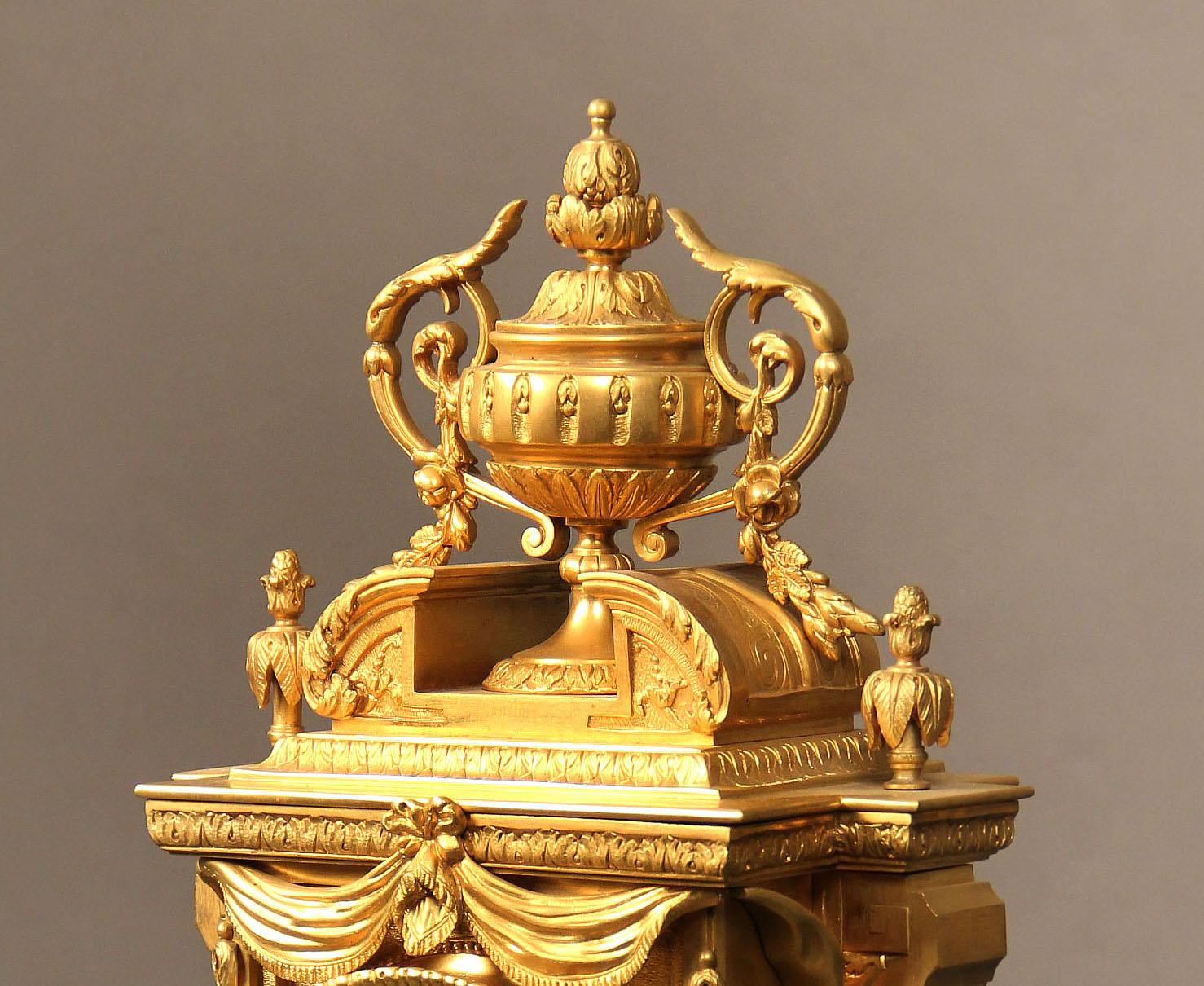 Belle horloge de manteau en bronze doré de la fin du XIXe siècle

Une urne de belle qualité, ornée de fleurs et de feuillages, est placée au-dessus du cadran de l'horloge, entourée de draperies suspendues. La base est centrée sur un récif floral et