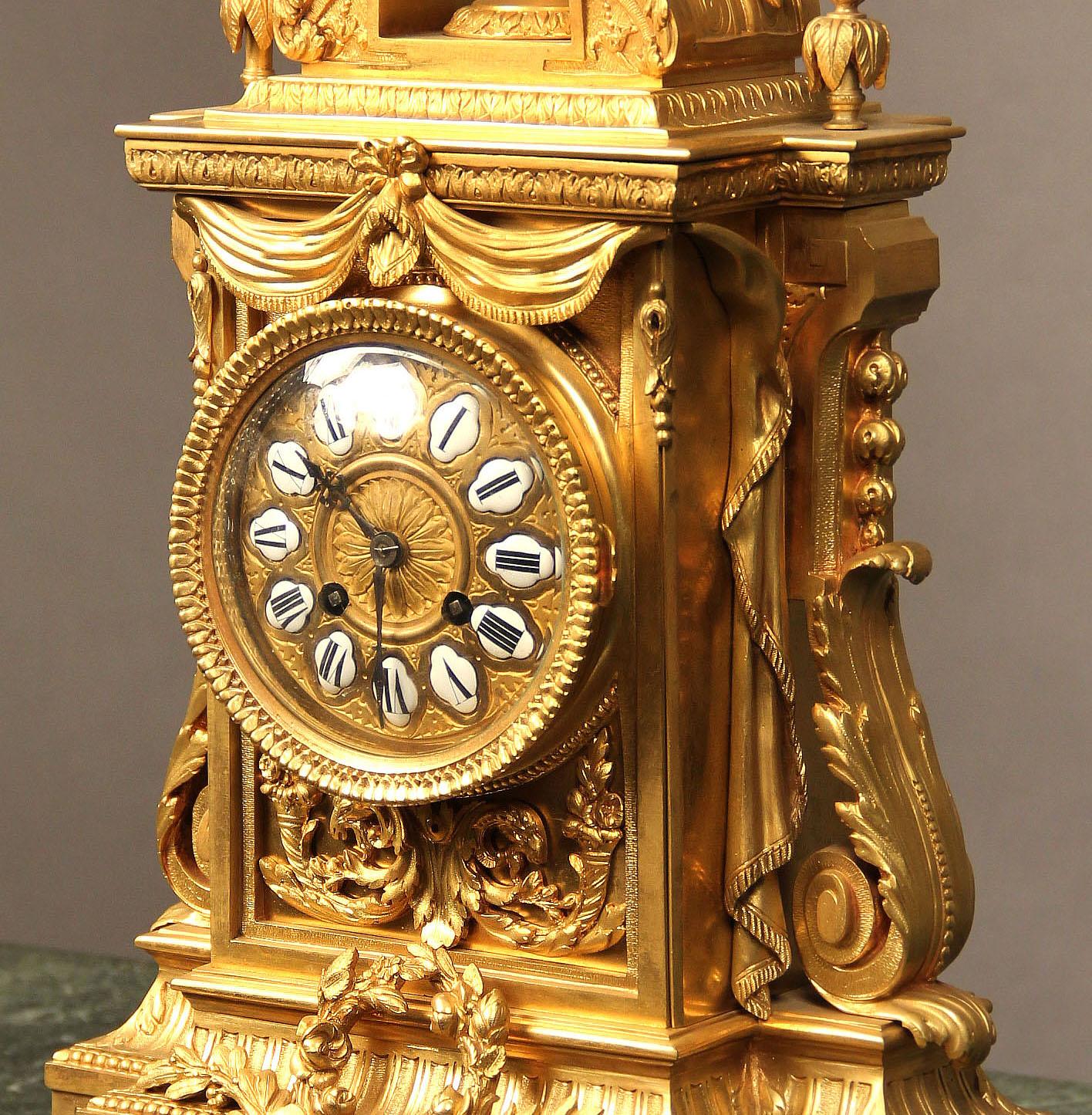 Belle Époque Belle horloge de manteau en bronze doré de la fin du XIXe siècle en vente
