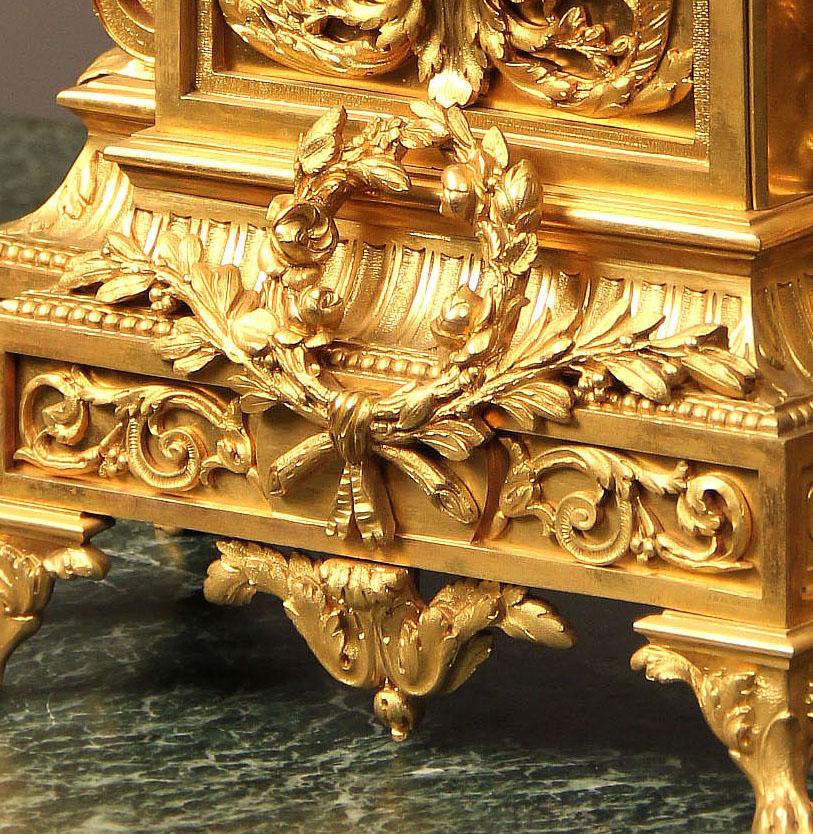 Français Belle horloge de manteau en bronze doré de la fin du XIXe siècle en vente