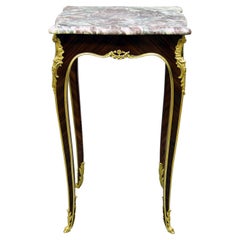 Bel tavolo da lampada in stile Luigi XV con montatura in bronzo dorato della fine del XIX secolo