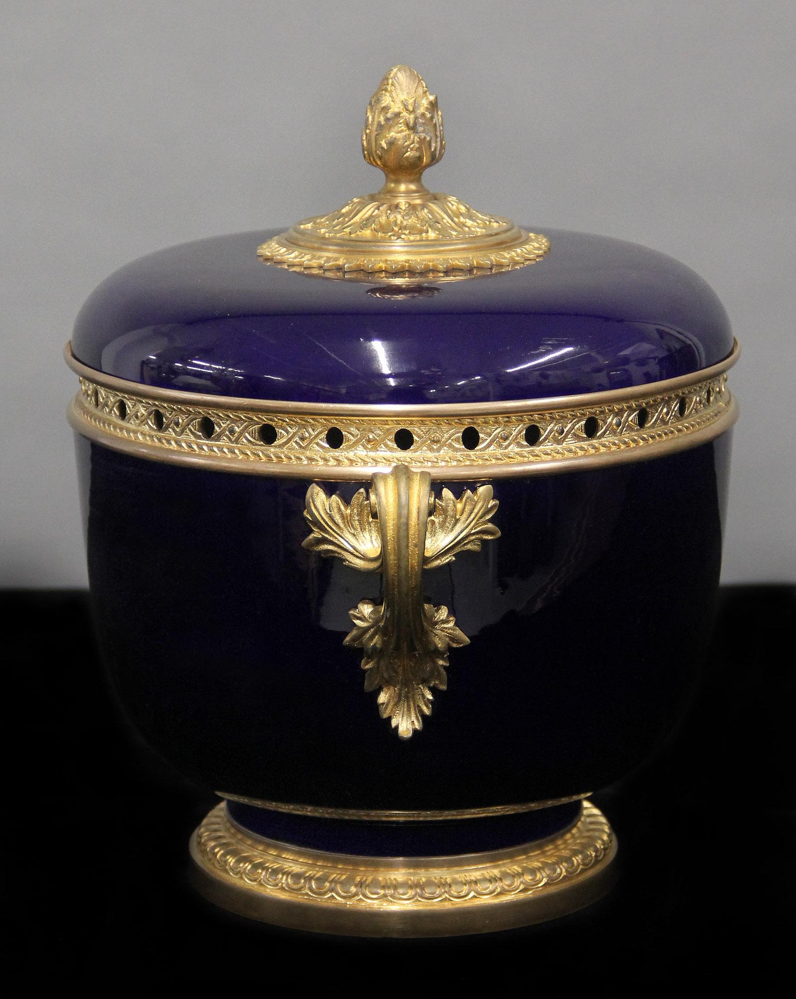 Belle Époque Joli centre de table en porcelaine de Sèvres monté en bronze doré de la fin du 19e siècle en vente