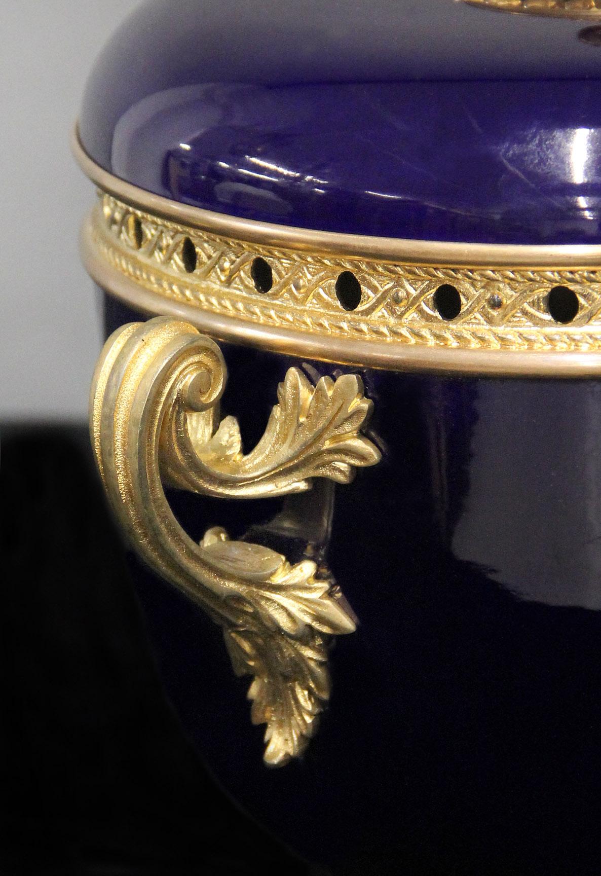 Doré Joli centre de table en porcelaine de Sèvres monté en bronze doré de la fin du 19e siècle en vente