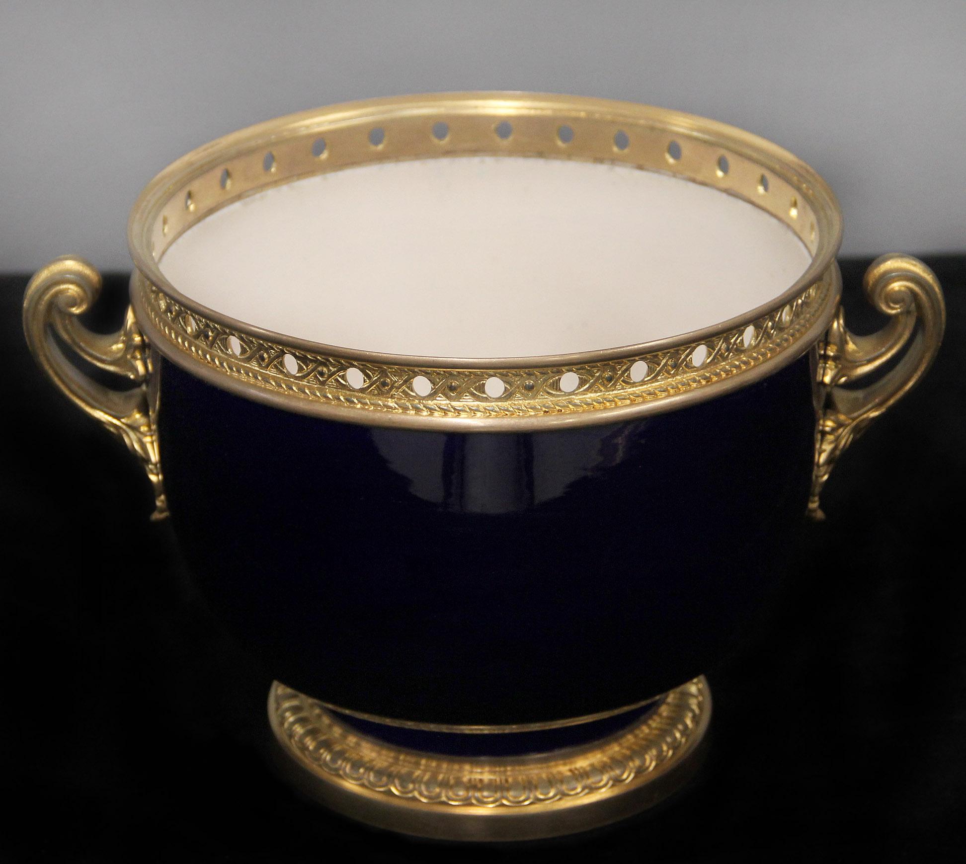 Joli centre de table en porcelaine de Sèvres monté en bronze doré de la fin du 19e siècle Bon état - En vente à Long Island City, NY